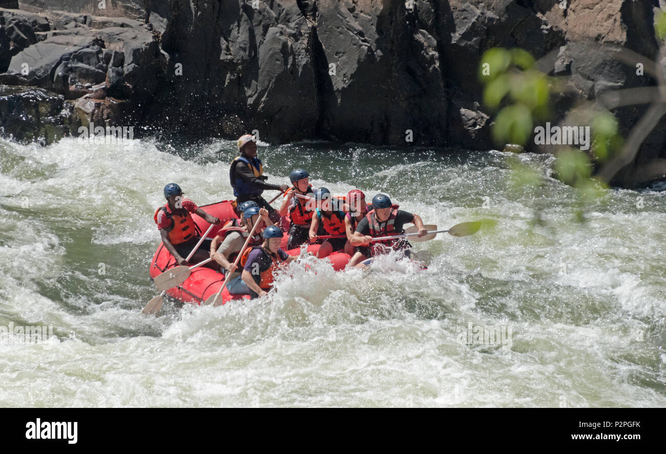Touristen White Water Rafting auf der Unterseite von Victoria Falls, Simbabwe Stockfoto
