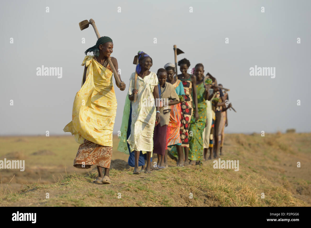 Nach Zusammenarbeit in einer Gemeinschaft garten, Adhieu Deng Ngewei und ihre Nachbarn singen und tanzen wie Sie in Dong Boma, South Sudan. Stockfoto