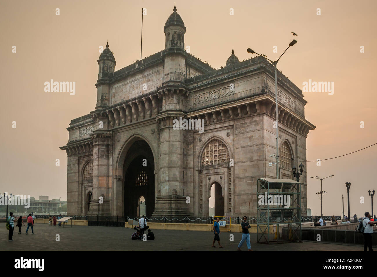 MUMBAI, INDIEN - 14. Januar 2017 - unbekannter Menschen gehen und Tauben fliegen um das Gateway of India Stockfoto