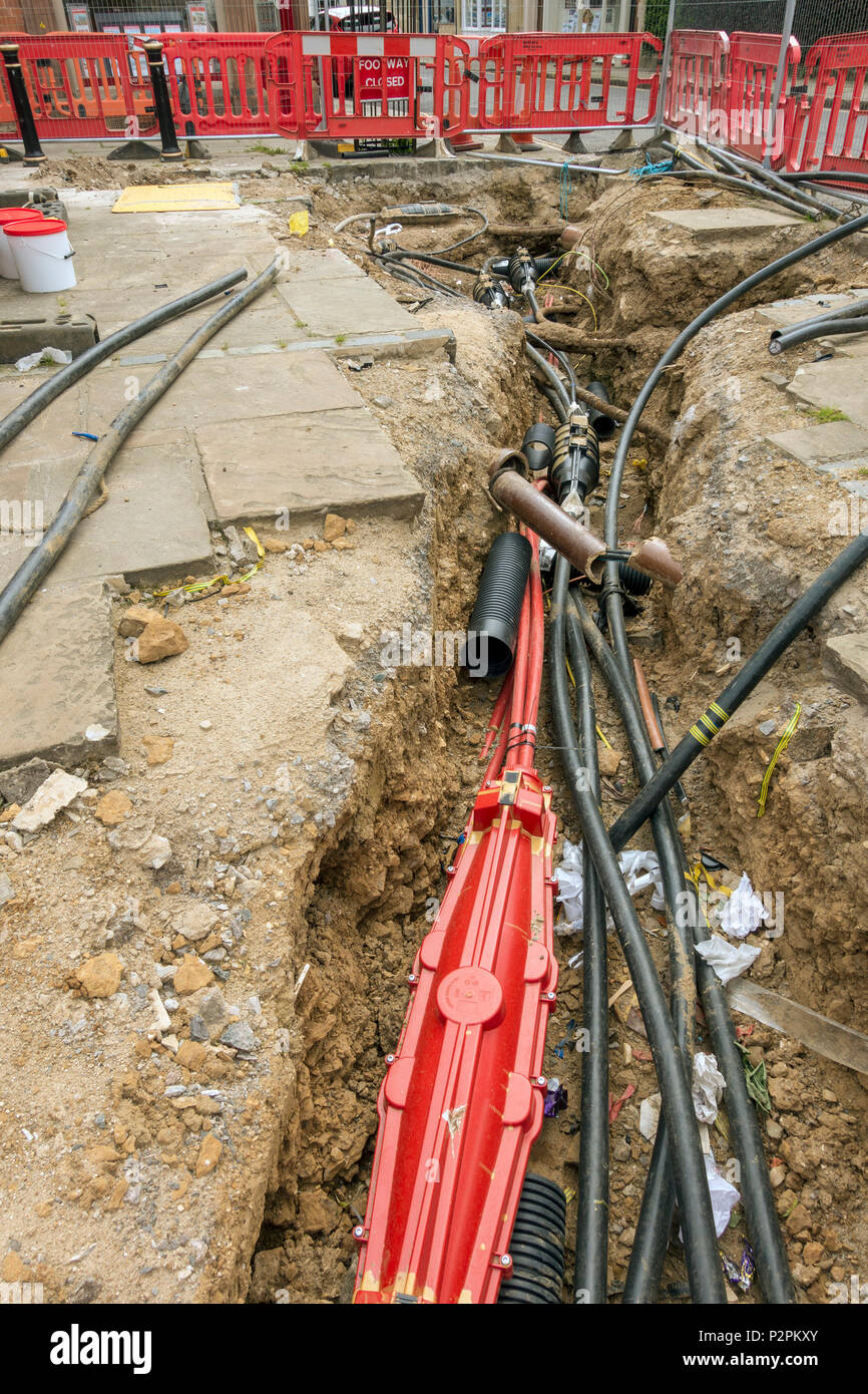 U-elektrischen Leitungen und Kabeln in Graben bei Utility Services upgrade in Oakham, Rutland, England, Großbritannien Stockfoto