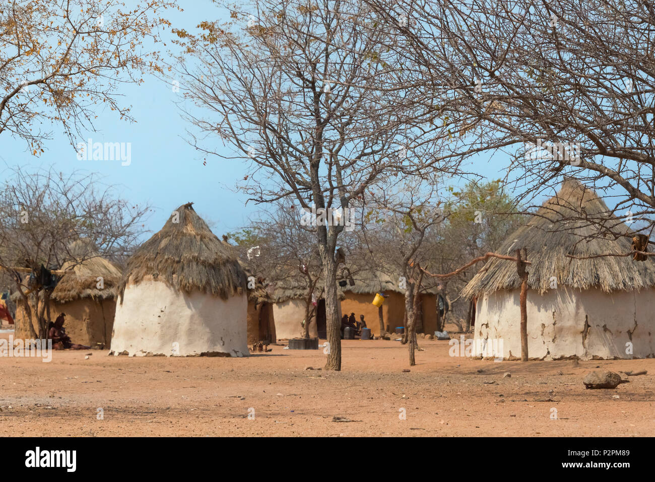 Traditionelle Häuser in einem Himba Dorf, Damaraland, Kuene Region, Namibia Stockfoto