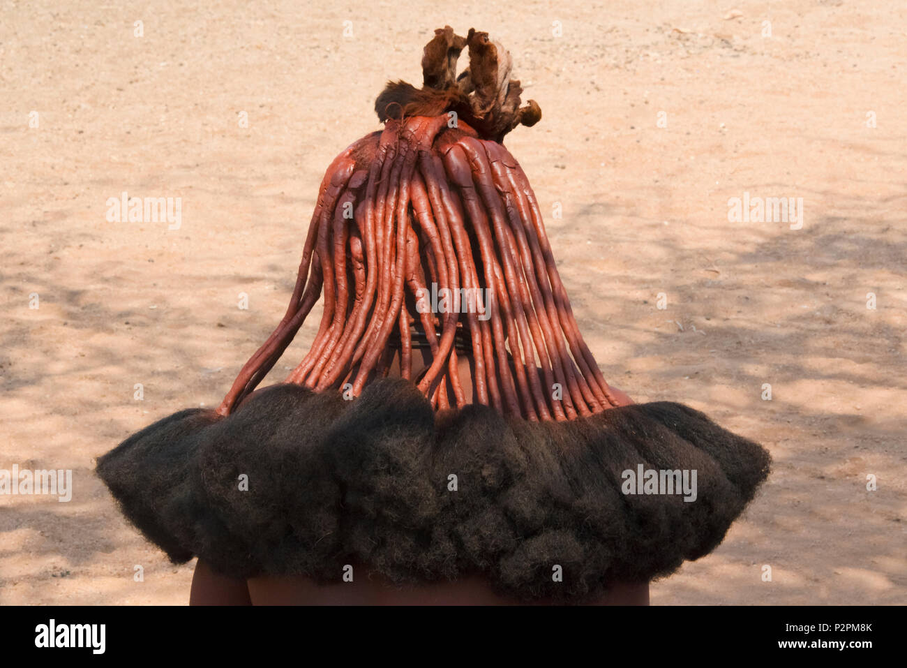 Himba Mädchen im Dorf, Damaraland, Kuene Region, Namibia Stockfoto
