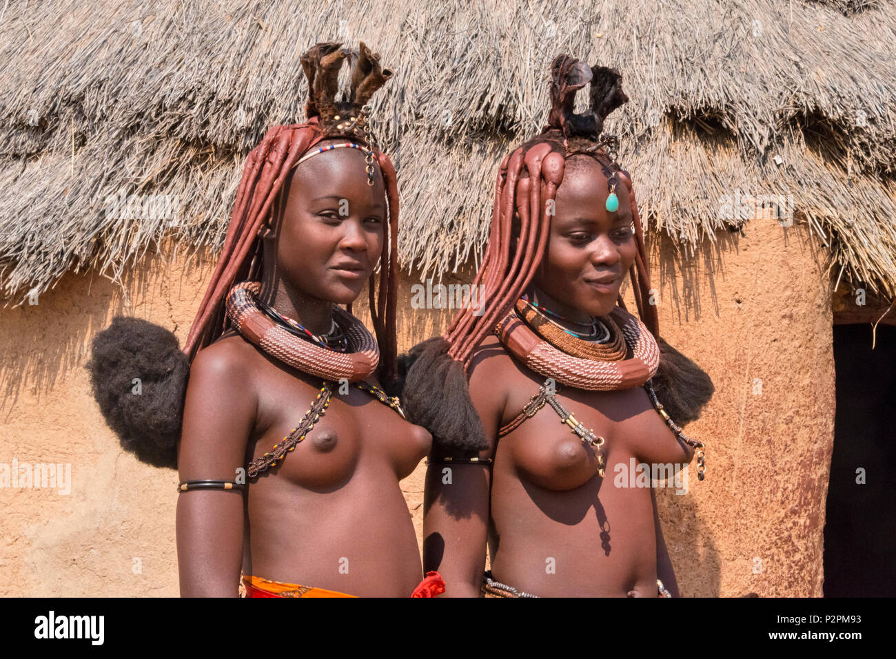 Himba Mädchen im Dorf, Damaraland, Kuene Region, Namibia Stockfoto