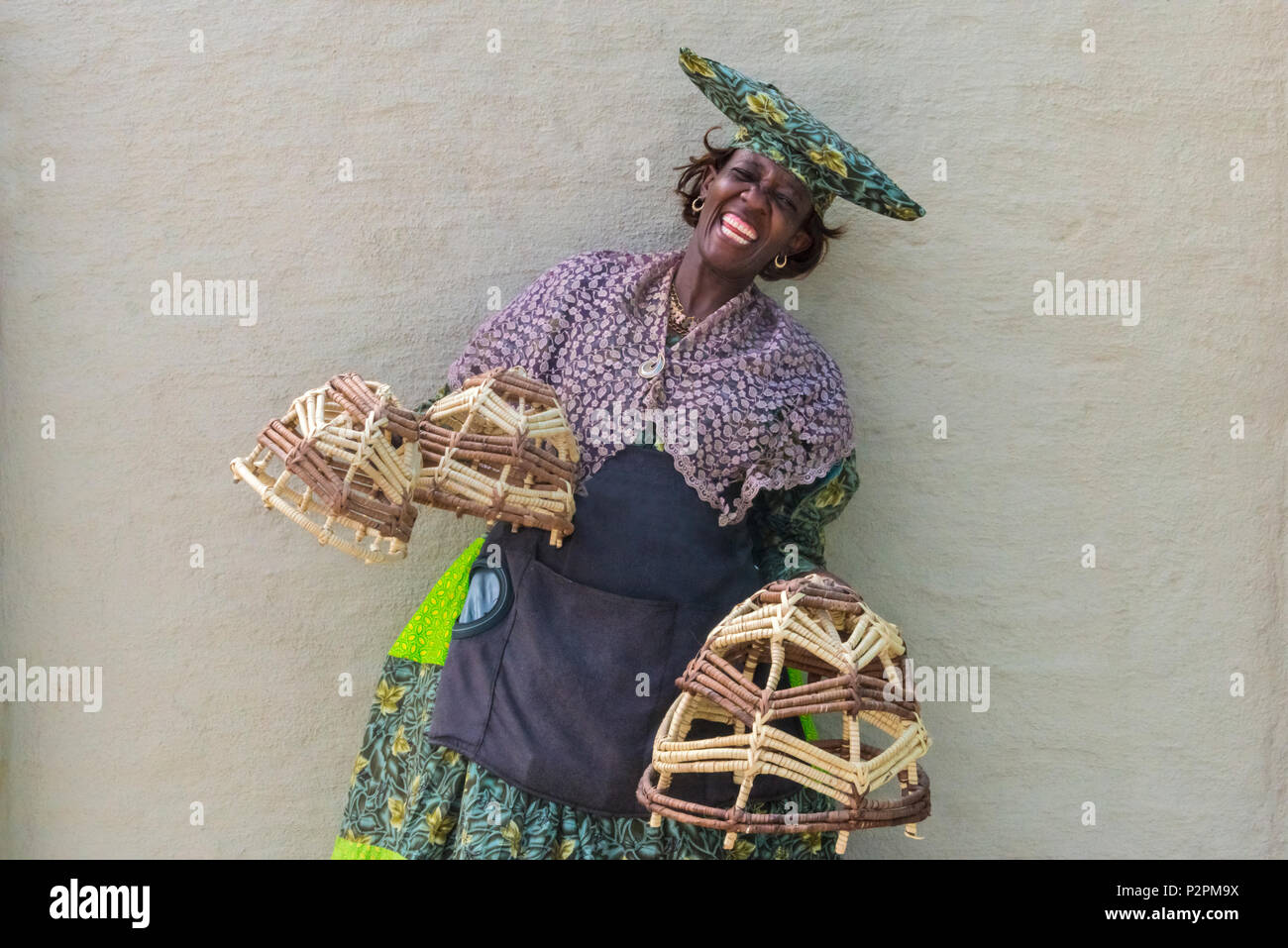 Herero Frau in traditioneller Kleidung, Damaraland, Kuene Region, Namibia Stockfoto
