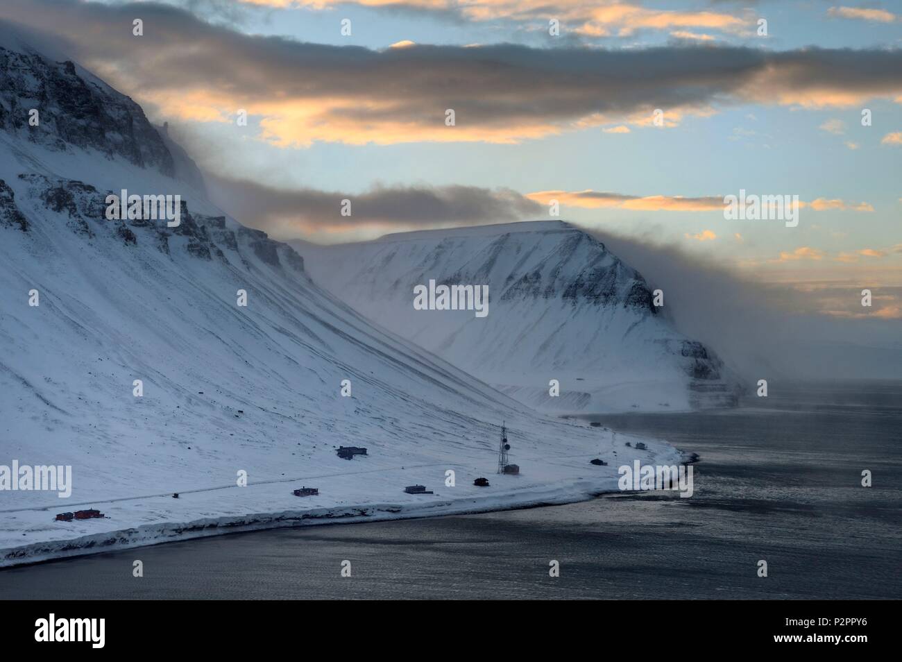 Norwegen, Svalbard, Spitzbergen, Longyearbyen, Berg am Rande der Isfjord unter einem starken Wind (Luftbild) Stockfoto