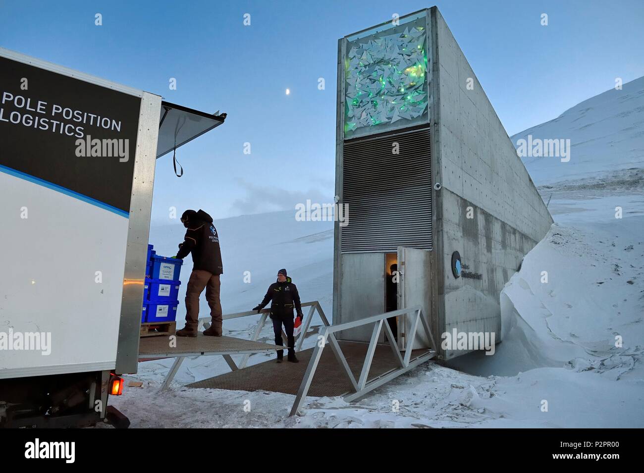 Norwegen Svalbard Spitzbergen Longyearbyen Svalbard Global Seed Vault Seed Bank Bietet Eine Sicherheitsreserve Fur Bestehende Genebank Sammlungen Saatgut Lieferung Durch Nordgen Stockfotografie Alamy