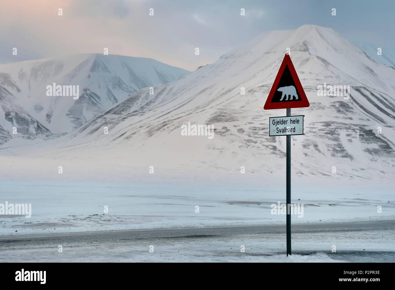 Norwegen, Svalbard, Spitzbergen, Adventdalen Tal, Warnsignal für mögliche Gefahr der Anwesenheit von Eisbären an der Ausfahrt von Longyearbyen, Gjelder hele Svalbard gilt für alle von Svalbard Stockfoto