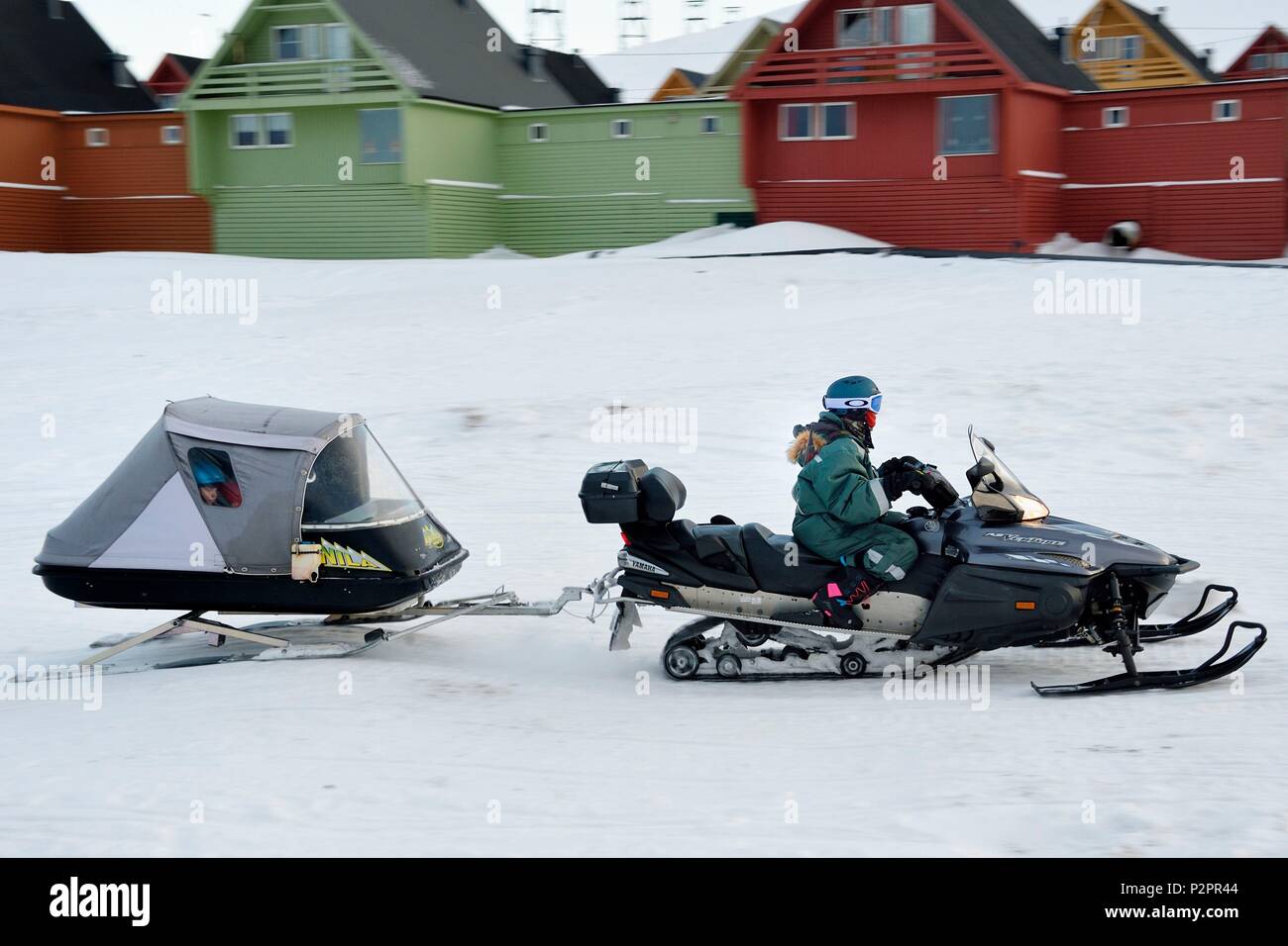 Norwegen, Svalbard, Spitzbergen, Longyearbyen, Schneemobil mit den Kindern  in der geschlossenen Anhänger Stockfotografie - Alamy