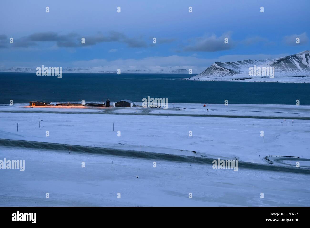 Norwegen, Svalbard, Spitzbergen, Longyearbyen Flughafen grenzt an die Förde Stockfoto