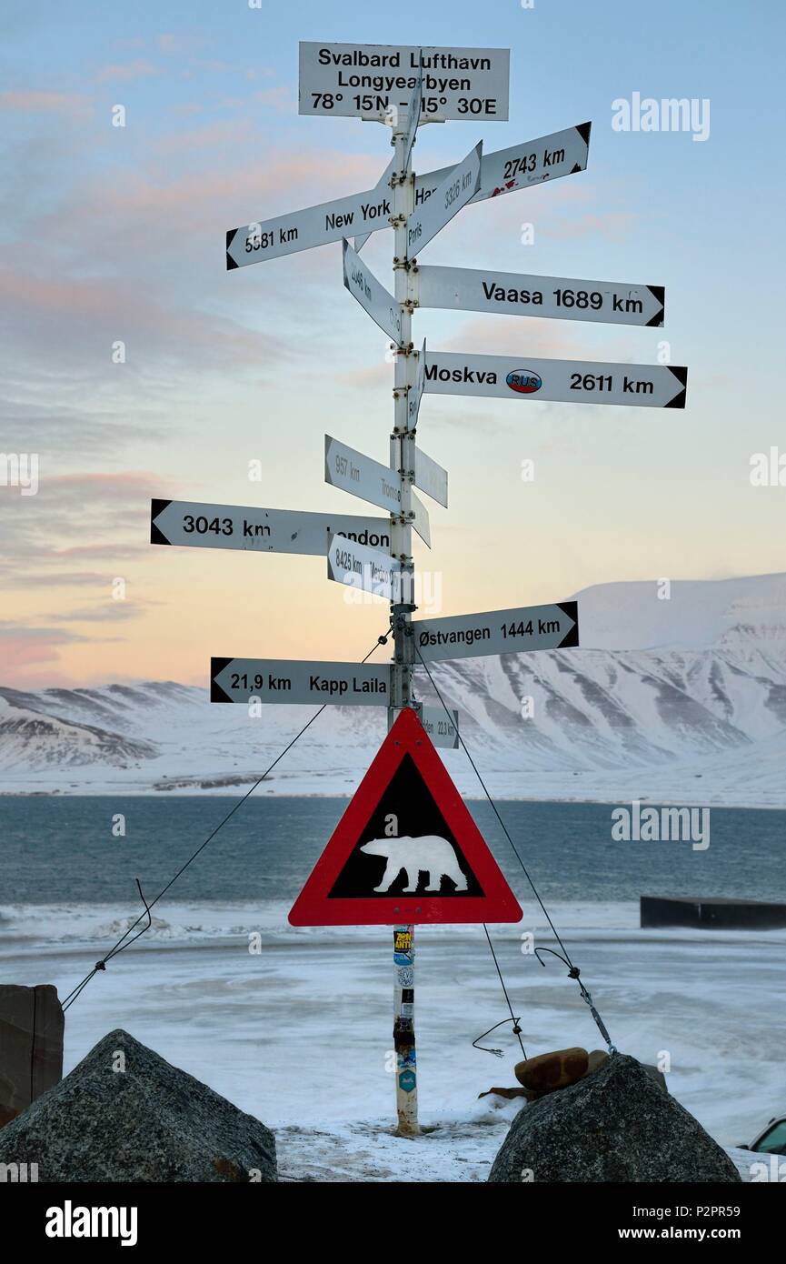 Norwegen, Svalbard, Spitzbergen, Longyearbyen, Richtung und Entfernung Zeichen von Longyearbyen Flughafen und Warnsignal für mögliche Gefahr der Anwesenheit von Eisbären Stockfoto