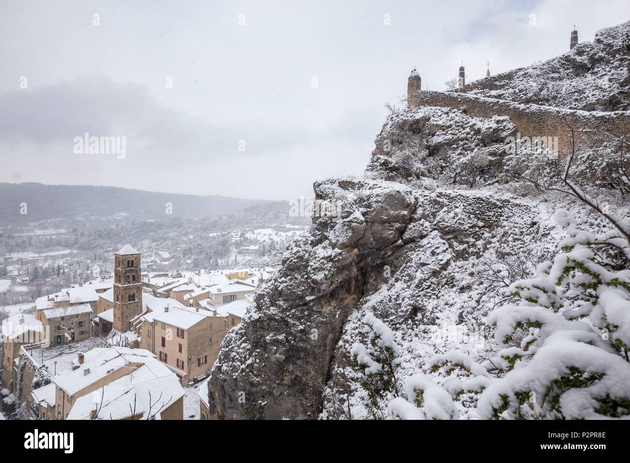 Frankreich, Alpes de Haute Provence, regionalen Naturpark von Verdon, Moustiers Sainte Marie, zertifiziert die Schönsten Dörfer Frankreichs, das Dorf und die Kirche Notre Dame de l'Assomption während einem Schneefall, Oratorien auf dem Kreuzweg zur Kapelle von Notre Dame de Beauvoir Stockfoto