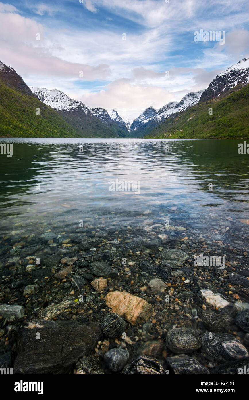 Feder, See, Berge, Schnee, Olden, Romsdal, Norwegen, Europa Stockfoto