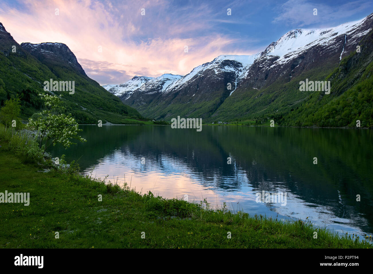 Feder, See, Berge, Schnee, Olden, Romsdal, Norwegen, Europa Stockfoto