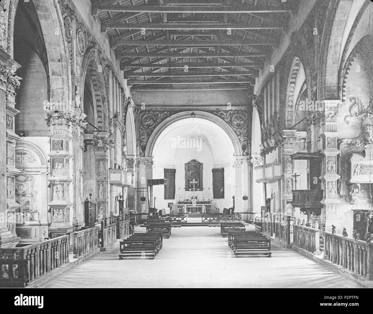 . Englisch: Innenraum des Tempio Malatestiano in Rimini, Italien, vor 1944 s Bombardierung (1944 Situation) Italiano: Interno del Tempio Malatestiano di Rimini prima dei bombardamenti del 1944. Vor 1944. Unbekannt 86 Tempio Malatestiano (vor dem Krieg) Stockfoto