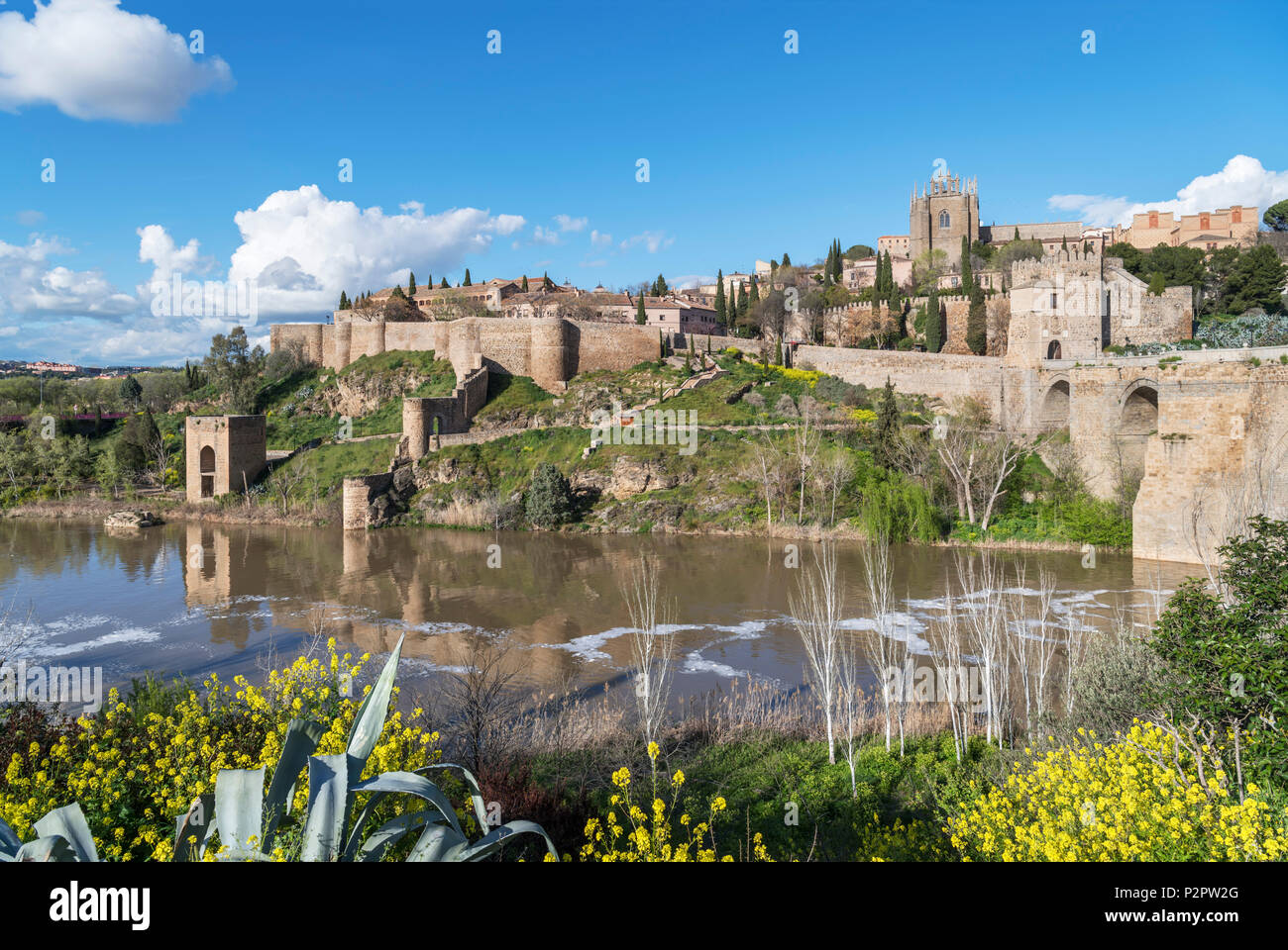 Toledo, Spanien. Die historische Altstadt und den Fluss Tejo in der Nähe des Puente San Martin, Toledo, Kastilien-La Mancha, Spanien Stockfoto