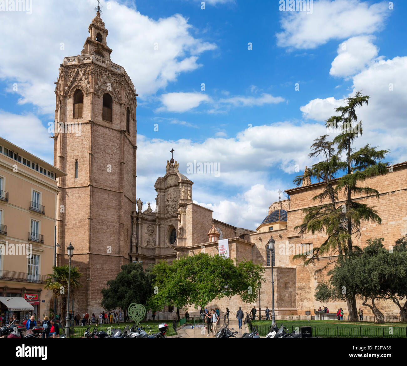 Die Kathedrale von Valencia, Spanien. Miguelete Turm und der Metropolitan Kathedrale Basilika der Himmelfahrt Mariens, die Plaza de la Reina, Valencia, Spanien Stockfoto