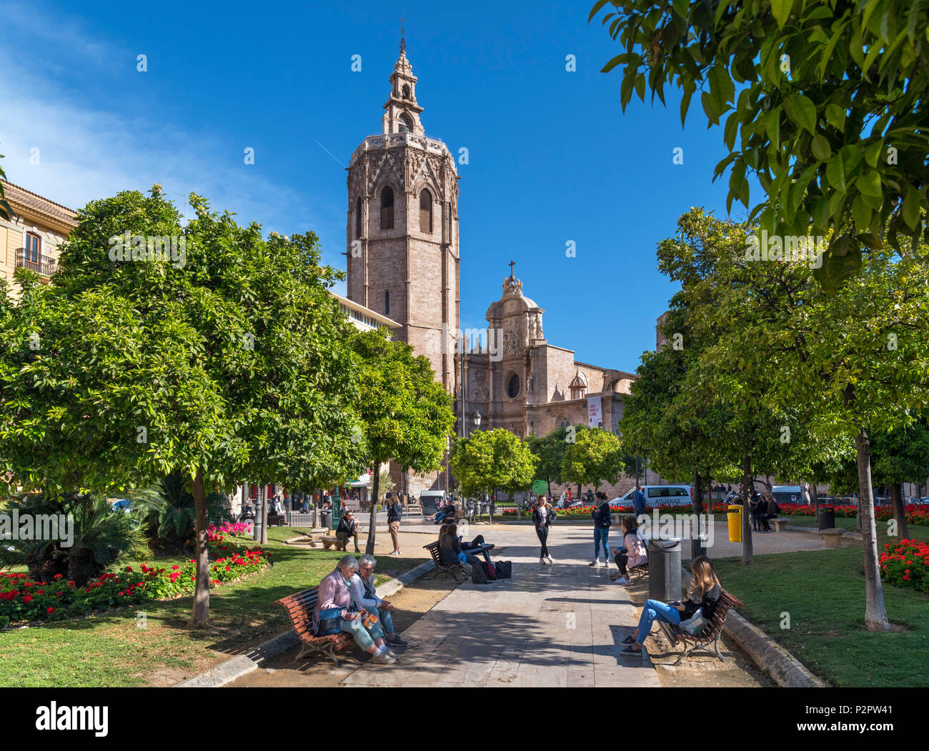 Valencia, Spanien. Plaza de la Reina mit Blick auf die Kathedrale von Valencia und den Miguelete Turm, Valencia, Spanien Stockfoto