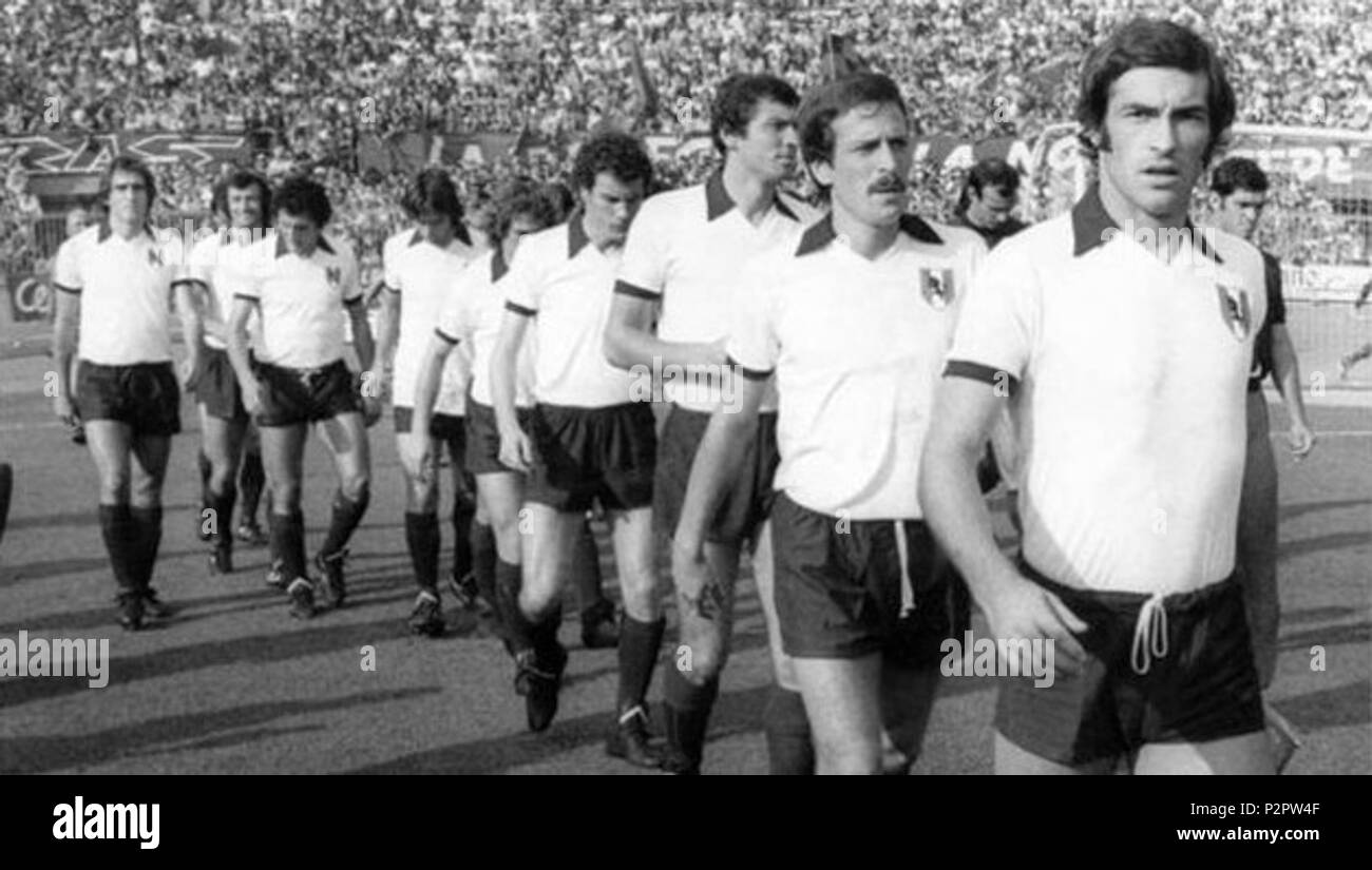 . Italiano: Il Torino della Stagione 1976-77 scende in Campo indossando La sua Tradizionale seconda Forex, Composta da maglia Bianca e calzoncini Granata. In primo piano si riconosce il Capitano della Squadra, Paolino 'Paolo' Pulici, seguito da Renato Zaccarelli; all'estrema Sinistra, Francesco Graziani. zwischen 1976 und 1977. Unbekannt 87 Torino 1976-1977 - maglia Bianca Stockfoto