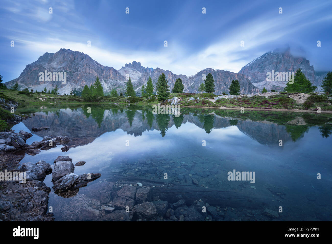 Blaue Stunde, Reflexion, Bergsee, Lago Limides, Dolomiten, Alpen, Italien, Europa Stockfoto