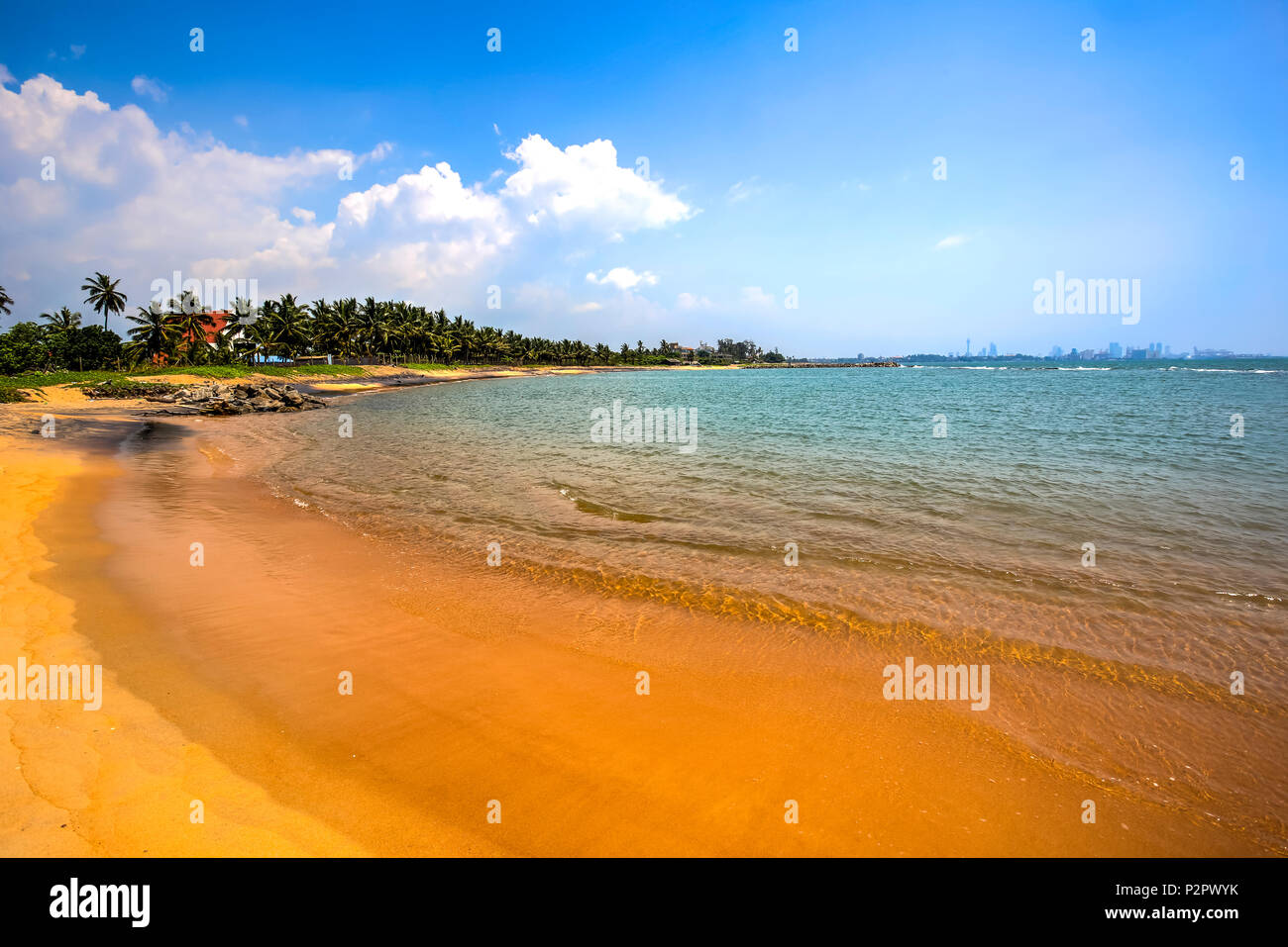 In Wattala palliyawatta Strand mit kristallklarem Wasser und goldenem Sand. Im Hintergrund die Wolkenkratzer der Stadt Colombo, Sri Lanka. Stockfoto