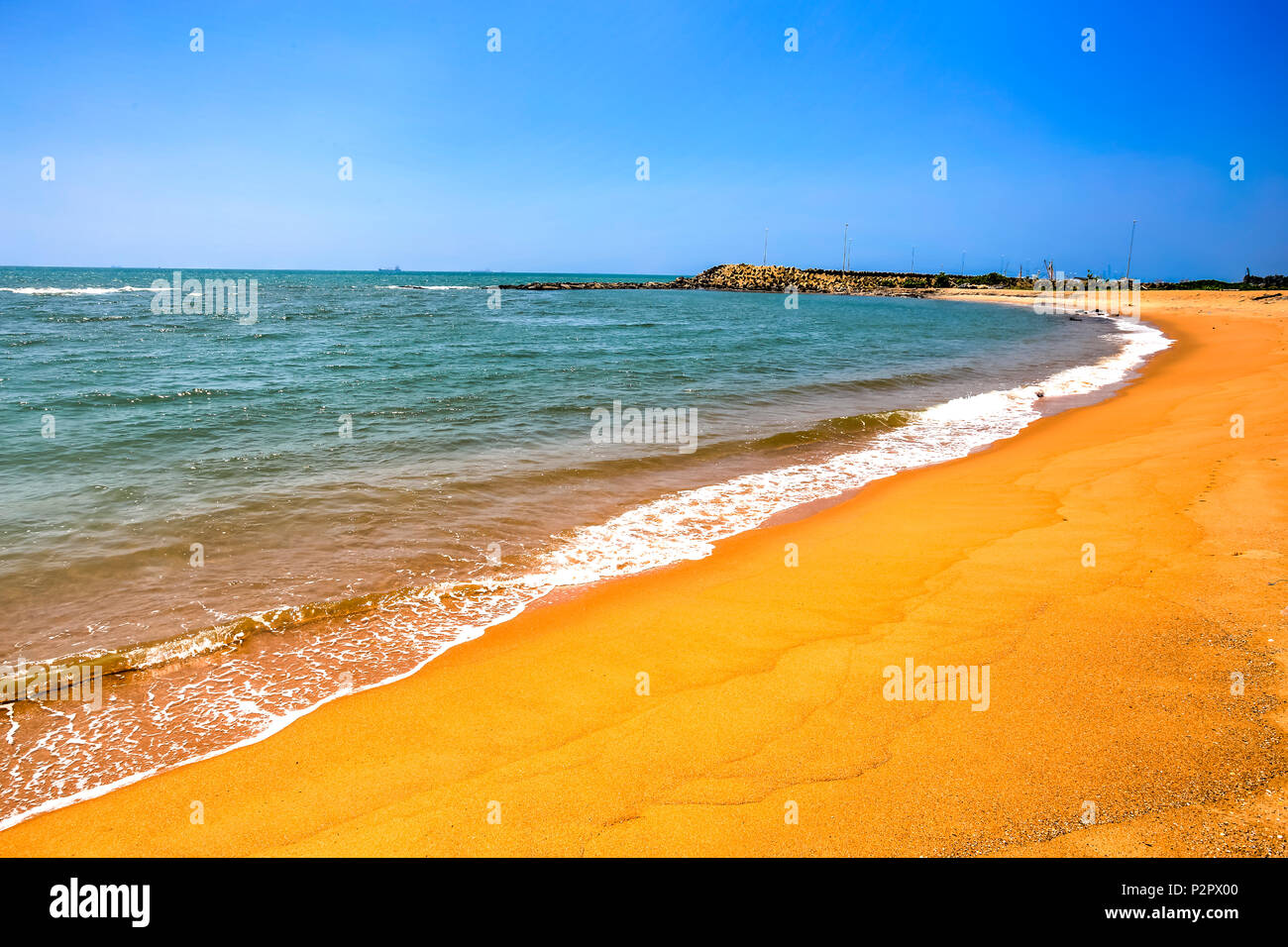 In Wattala palliyawatta Strand mit kristallklarem Wasser und goldenem Sand. Stockfoto