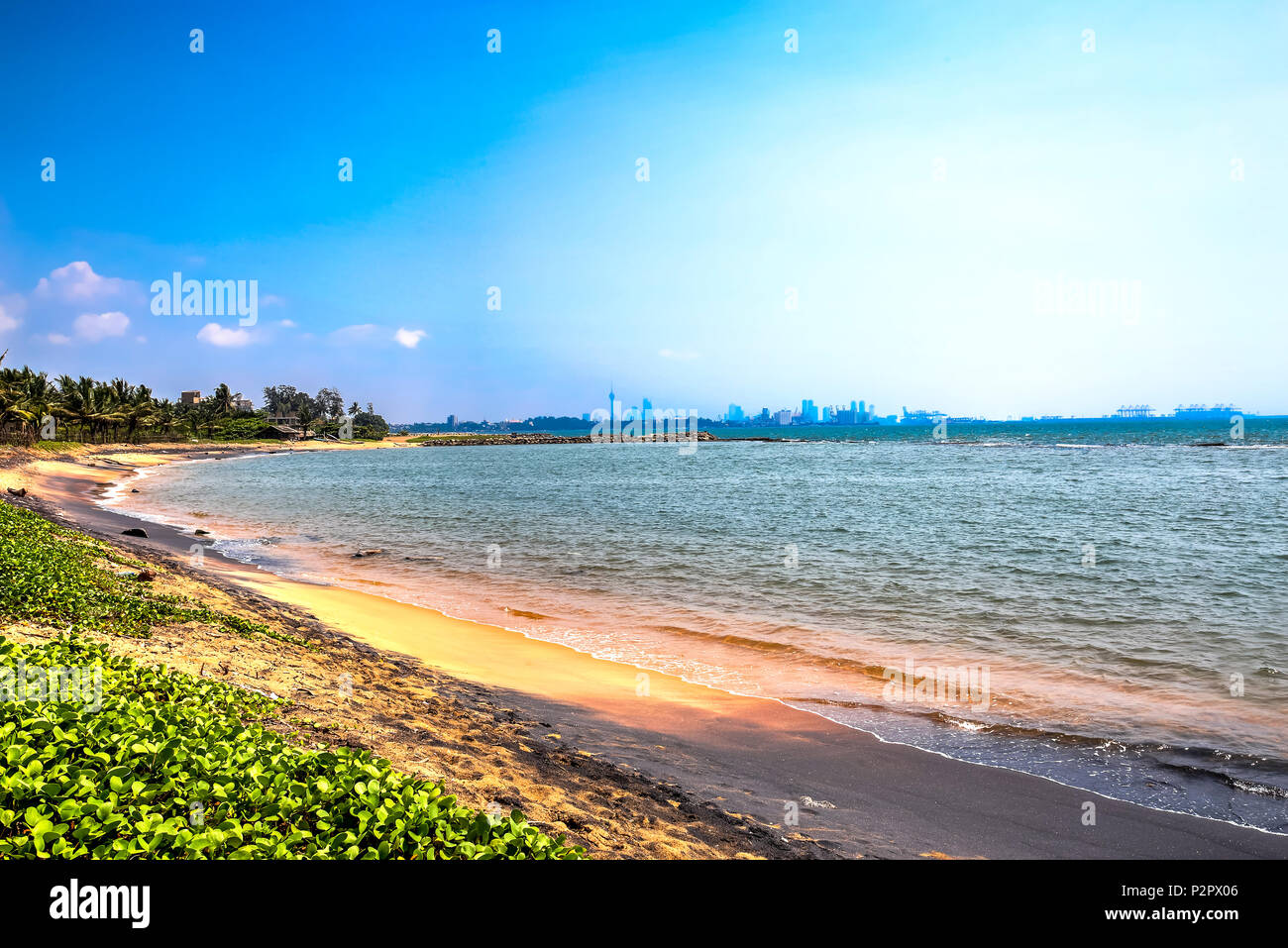 In Wattala palliyawatta Strand mit kristallklarem Wasser und goldenem Sand. Im Hintergrund die Wolkenkratzer der Stadt Colombo, Sri Lanka. Stockfoto