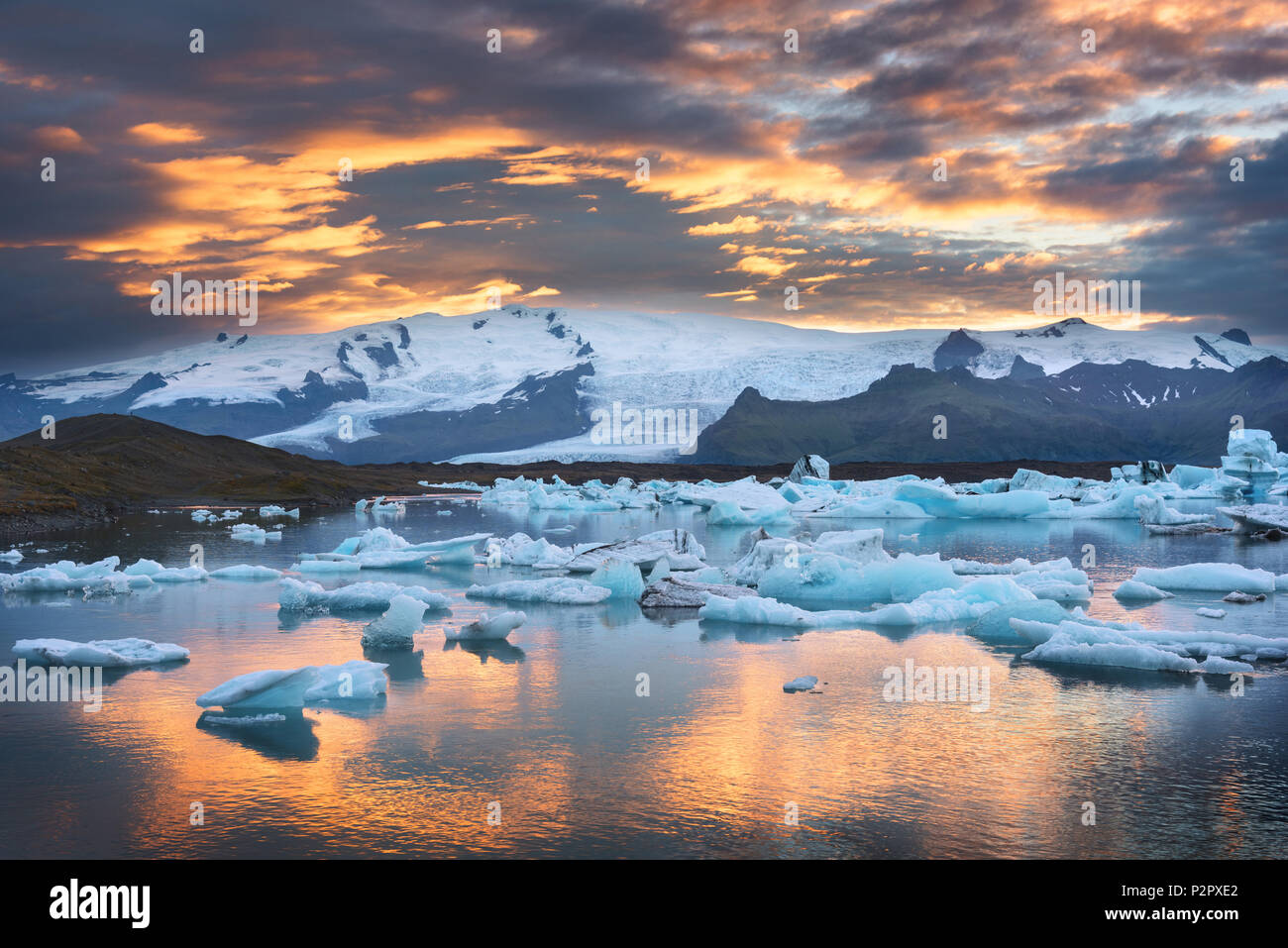 Sonnenuntergang, Joekulsarlon, Gletscher, Bucht, Berge, Island, Europa Stockfoto