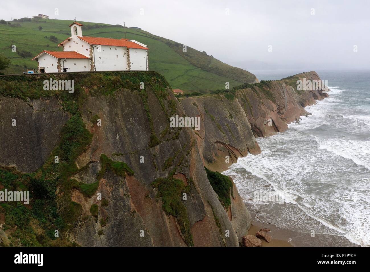 Spanien, Baskenland, Guipuscoa, Zumaia, Falaises de Flysch, Kapelle des Heiligen Telmo Stockfoto