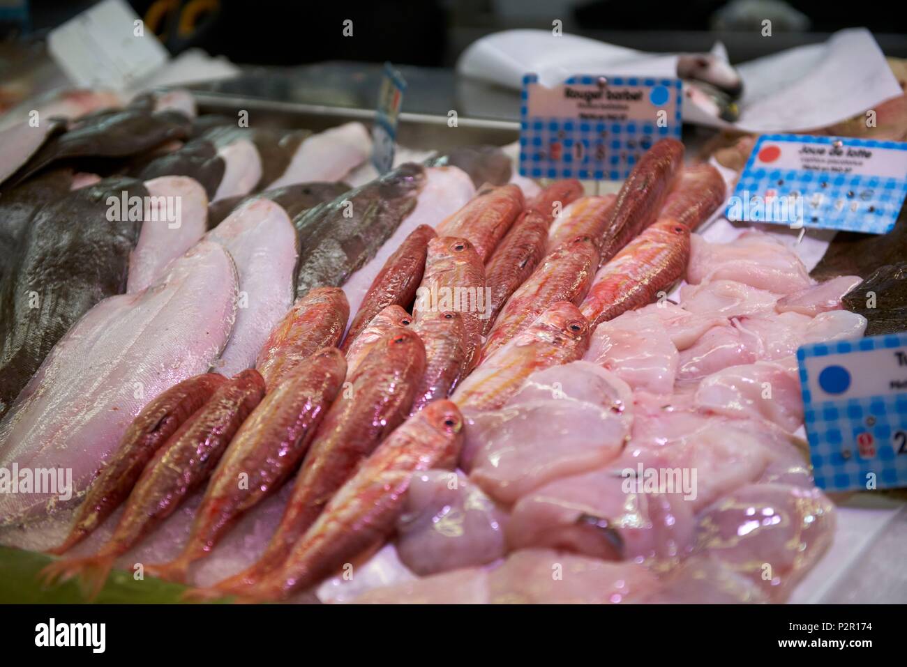 Frankreich, Herault, Sete, Markt in den Hallen von Sete, Fischgeschäft  shop, rote Meerbarbe, Seezunge Stockfotografie - Alamy