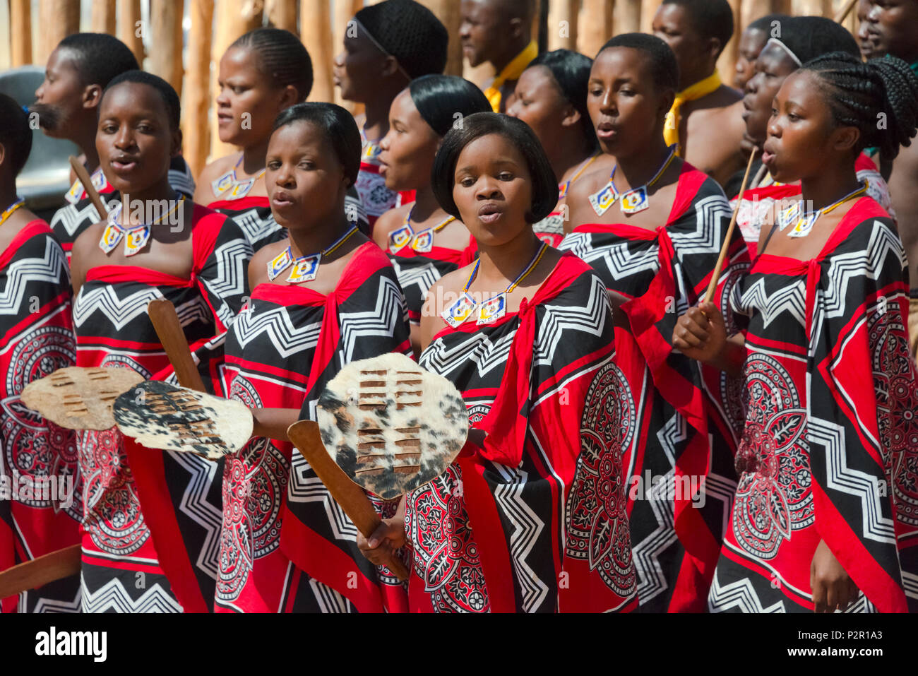 Swazi Mädchen in traditioneller Kleidung tanzen, Mantenga Cultural Village, Swasiland Stockfoto