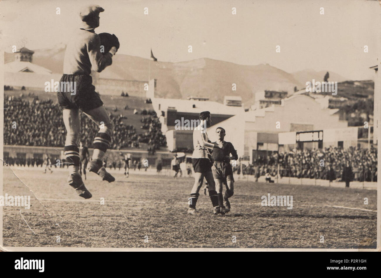 . Englisch: Giuseppe Carlo Ferrari (Genua) mit einem Schuß auf das Tor, gespeichert durch Torwart Giordano Picciga. 1930er Jahre. Maria Angelo Capello (Enkelin von Giuseppe Carlo Ferrari)-Scan 36 Giuseppe Carlo Ferrari 6. Stockfoto