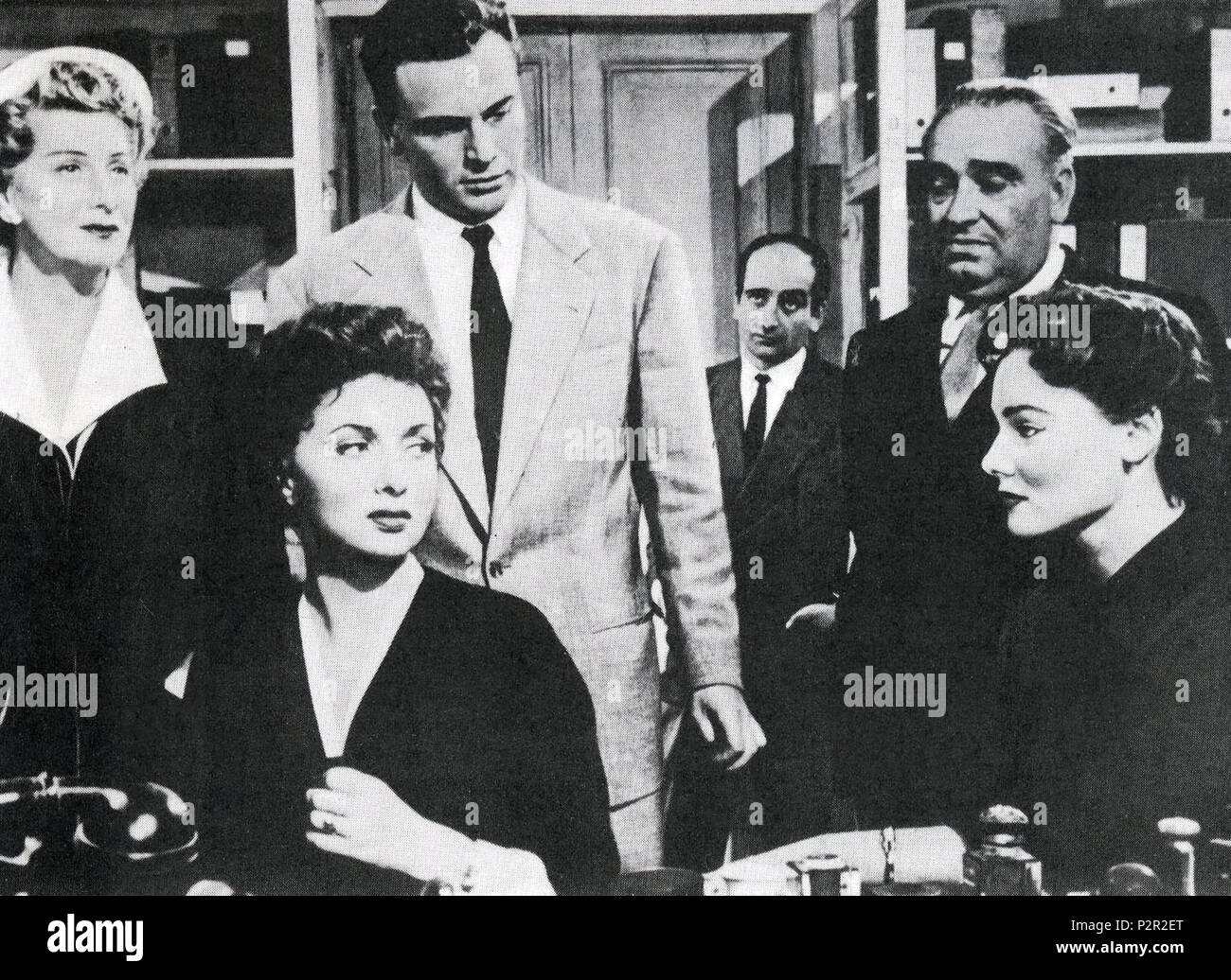. Italiano: Le infedeli Foto dal eingestellt. Da sinistra Tina Lattanzi, Gina Lollobrigida, Pierre Cressoy, Nino Milano, Paolo Ferrara e Mai Britt. 1955. Unbekannt 47 Leinfedeli 4 Stockfoto