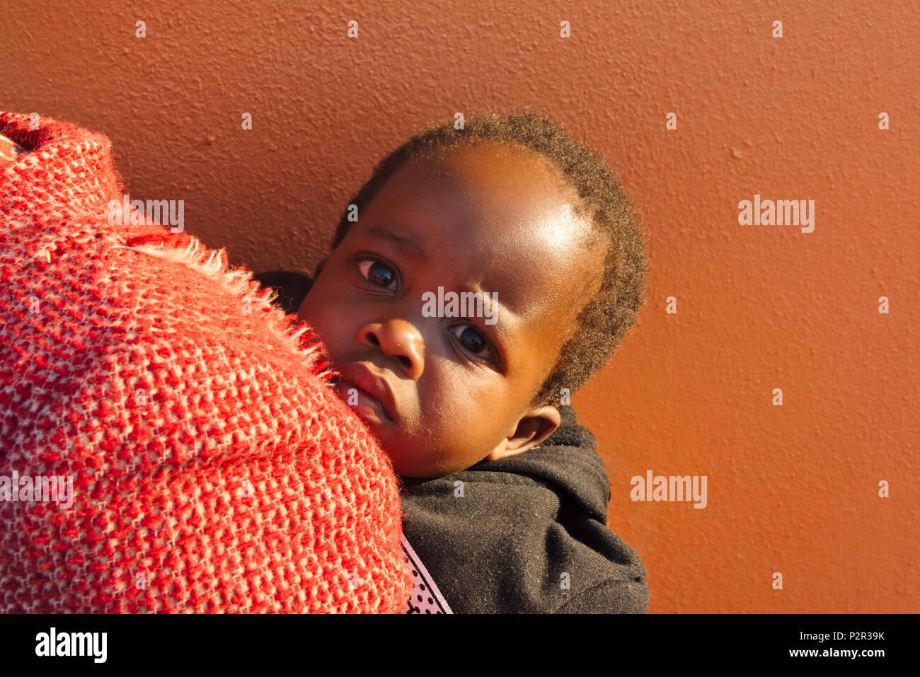 Swazi Frau Baby auf dem Rücken, Swasiland Stockfoto