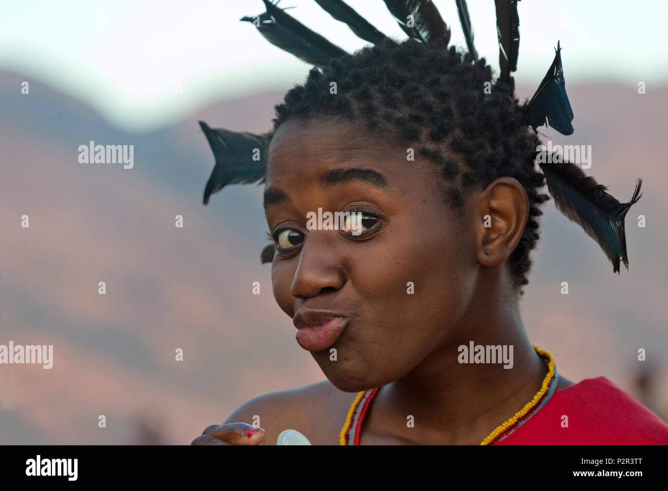 Swazi Mädchen in traditioneller Kleidung und Haare Kleid in Umhlanga (Reed Dance Festival), Swasiland Stockfoto