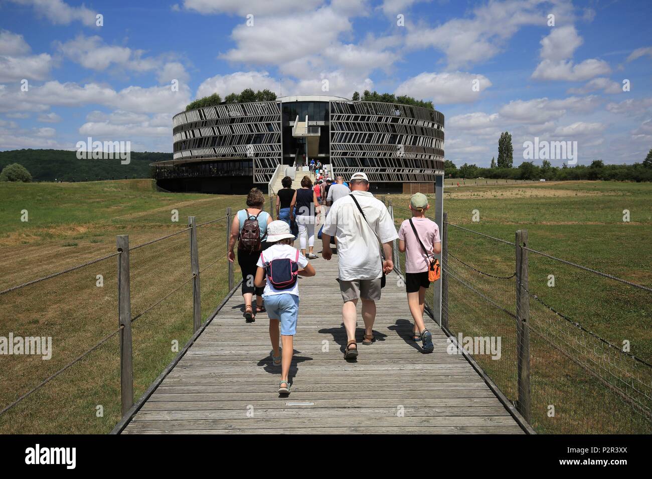 Frankreich, Cote d'Or, Alise Sainte Reine, Touristen besuchen die MuseoParc d'Alésia von Bernard Tschumi, der in der Ebene der ultimativen Kampf Stockfoto