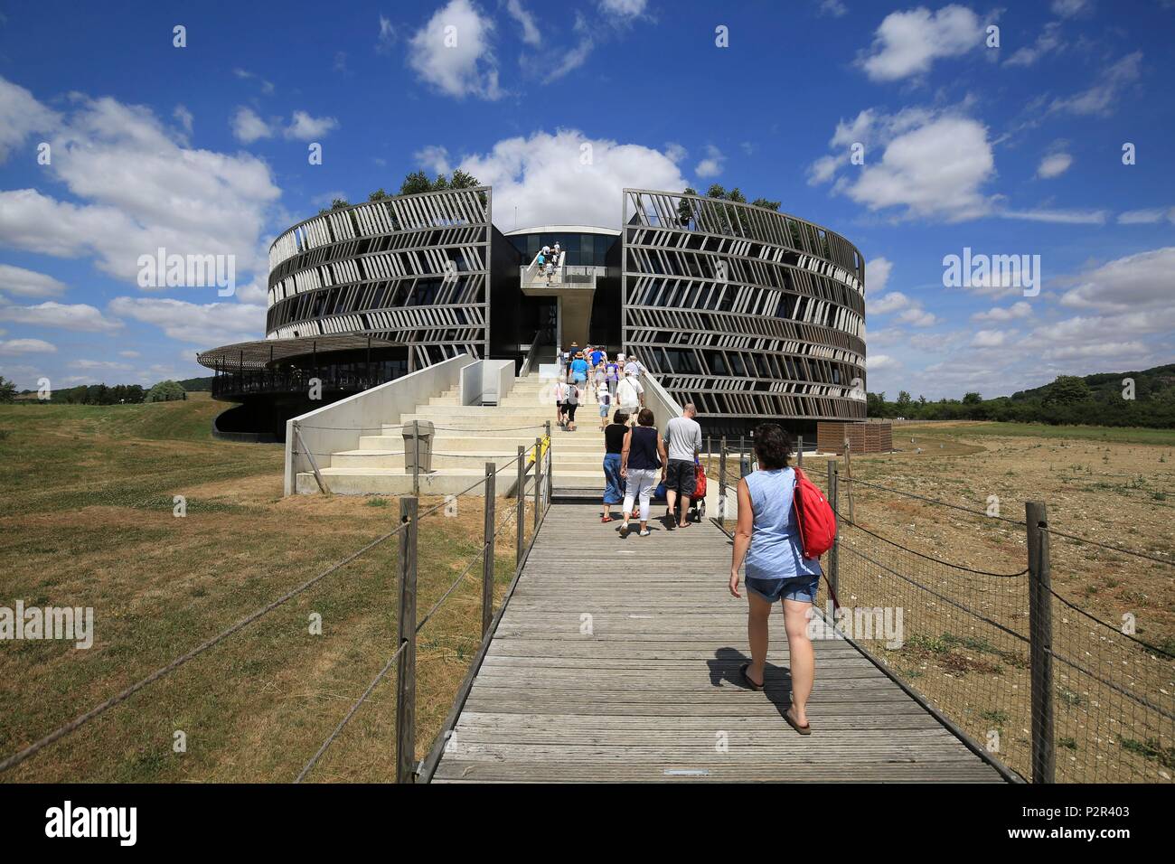 Frankreich, Cote d'Or, Alise Sainte Reine, Touristen besuchen die MuseoParc d'Alésia von Bernard Tschumi, der in der Ebene der ultimativen Kampf Stockfoto