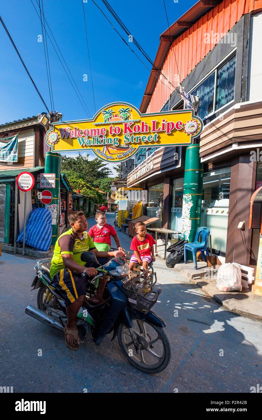 Thailand Songkhla Provinz, Ko Lipe Insel, Walking Street, Einkaufsmöglichkeiten und touristischen Straße, die die Insel Kreuze Stockfoto