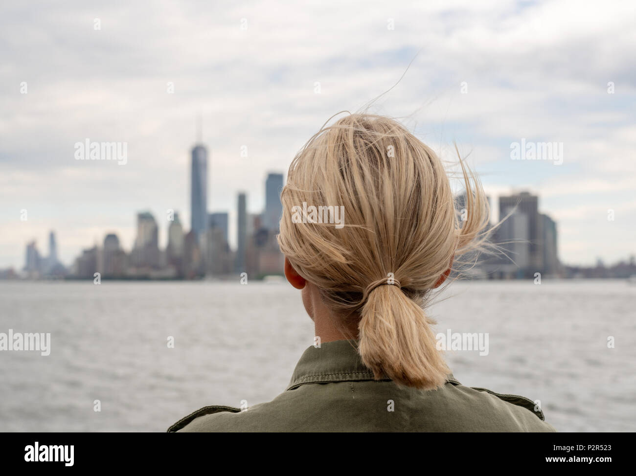 Frau geht nach Manhattan Stockfoto