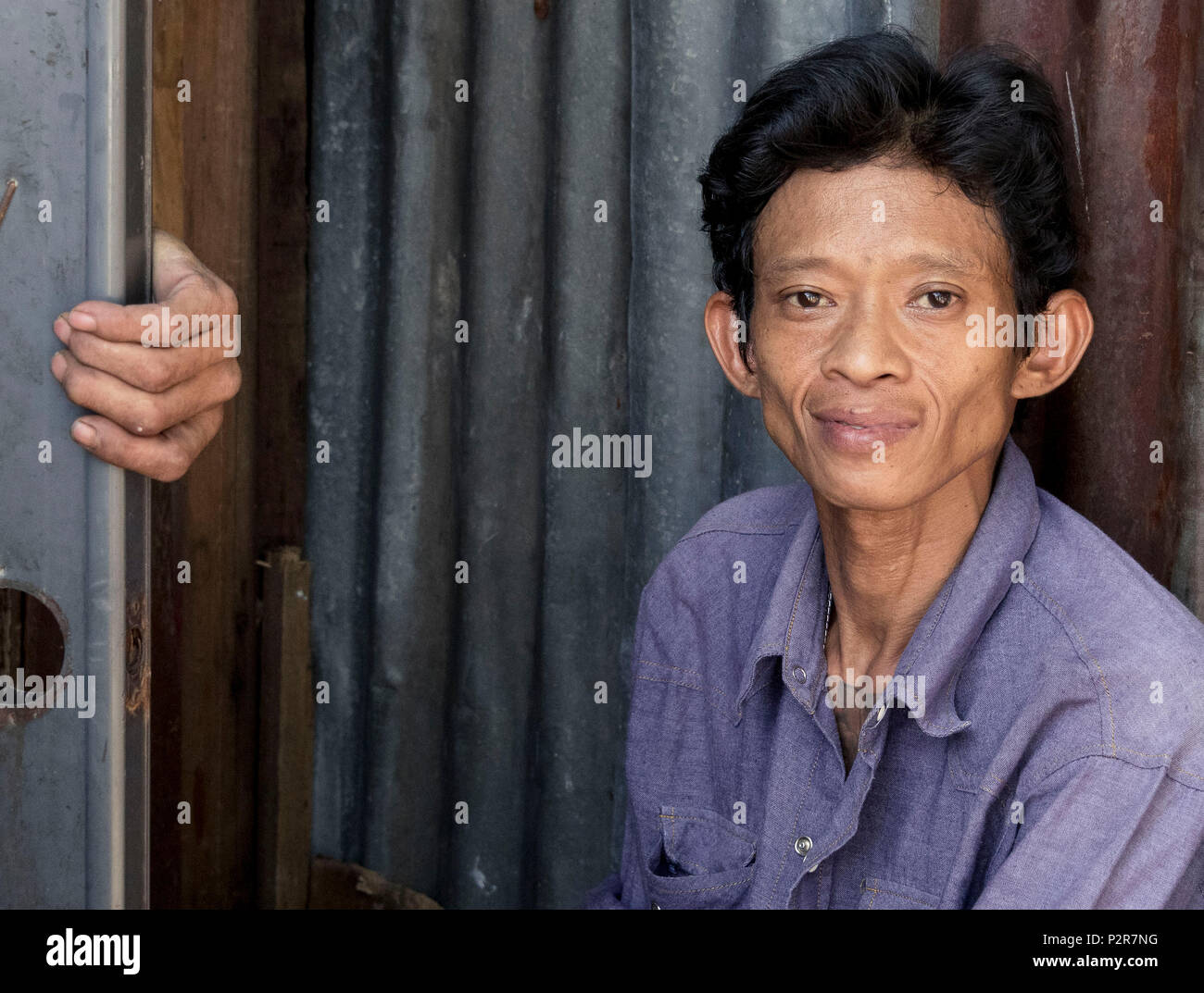 Bangkok, Bangkok, Thailand. 3. November 2017. Ein Bewohner der Khlong Toey Slums vor seinem Haus. Credit: Daniel Dohlus/ZUMA Draht/ZUMAPRESS.com/Alamy leben Nachrichten Stockfoto