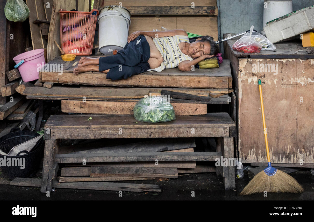 Bangkok, Bangkok, Thailand. 3. November 2017. Eine Frau schlafen im Slumgebiet von Khlong Toey Credit: Daniel Dohlus/ZUMA Draht/ZUMAPRESS.com/Alamy leben Nachrichten Stockfoto