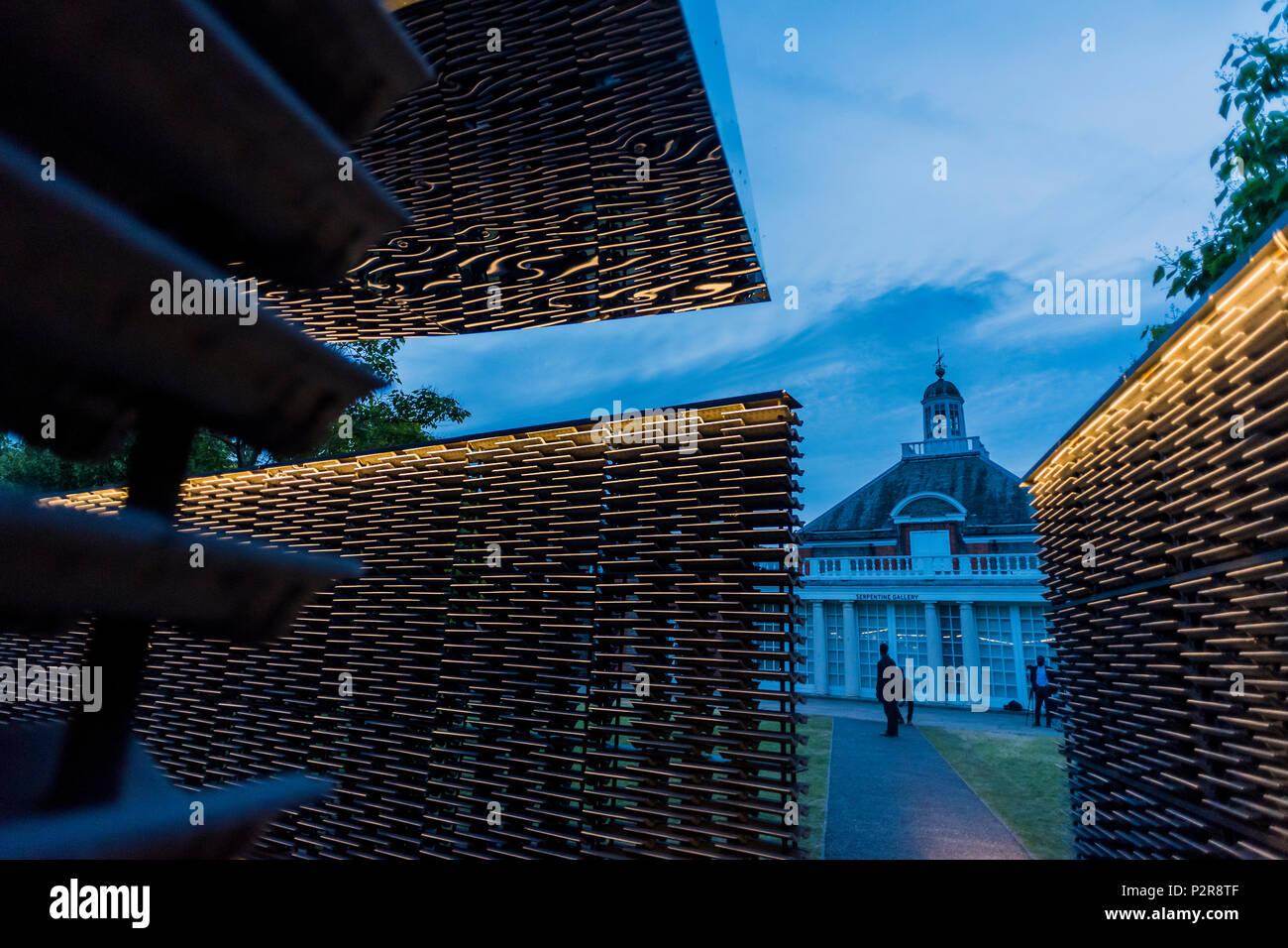 London, Großbritannien. 15 Jun, 2018. Der Pavillon bei Nacht - Serpentine Pavillon 2018, entworfen von den mexikanischen Architekten Frida Escobedo. Die Hof-basierte Design zeichnet sowohl auf dem inländischen Architektur von Mexiko und britischen Materialien. Es ist der Nullmeridian Linie in der Londoner Royal Observatory in Greenwich ausgerichtet. Credit: Guy Bell/Alamy leben Nachrichten Stockfoto