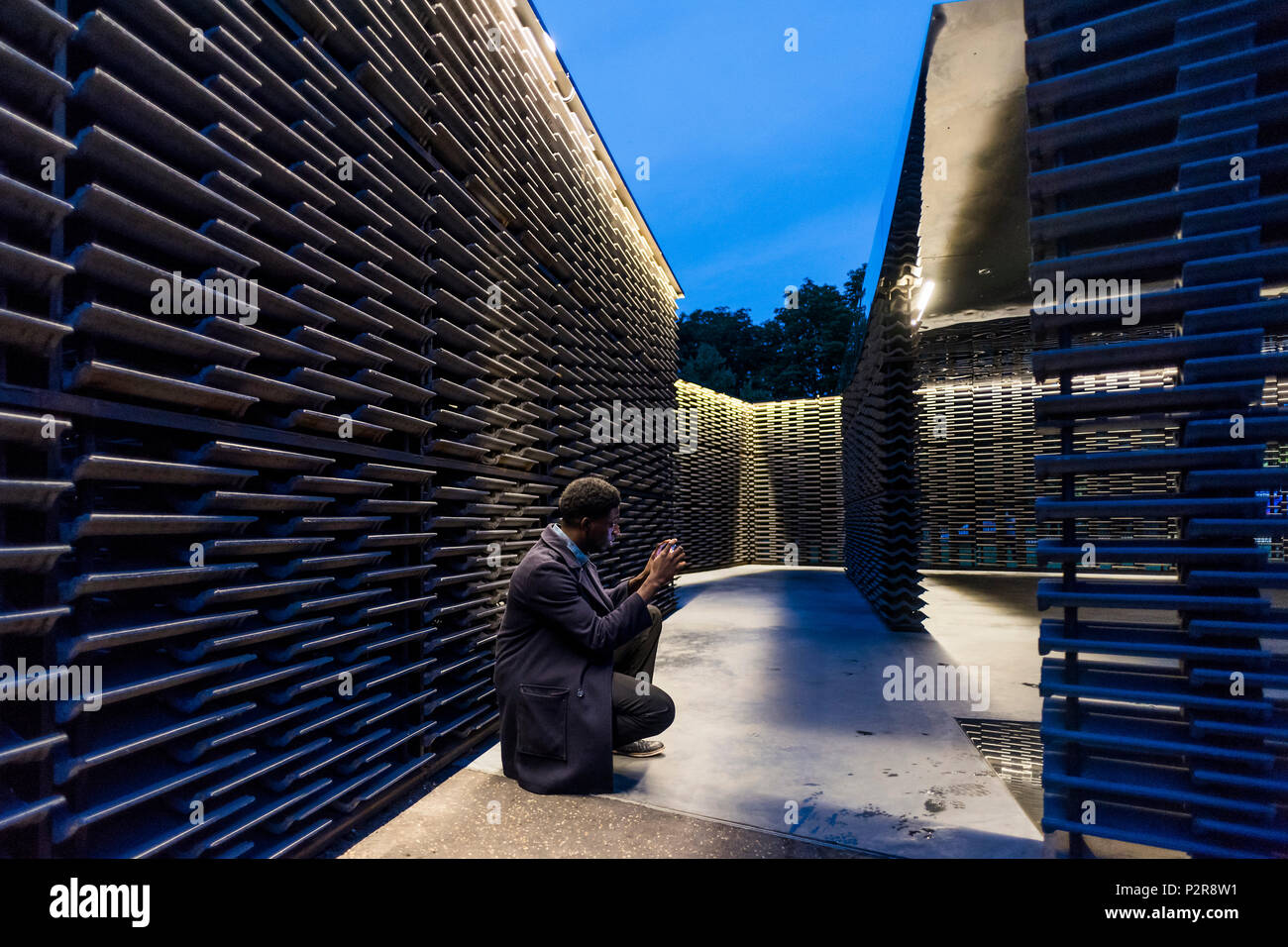 London, Großbritannien. 15 Jun, 2018. Der Pavillon bei Nacht - Serpentine Pavillon 2018, entworfen von den mexikanischen Architekten Frida Escobedo. Die Hof-basierte Design zeichnet sowohl auf dem inländischen Architektur von Mexiko und britischen Materialien. Es ist der Nullmeridian Linie in der Londoner Royal Observatory in Greenwich ausgerichtet. Credit: Guy Bell/Alamy leben Nachrichten Stockfoto