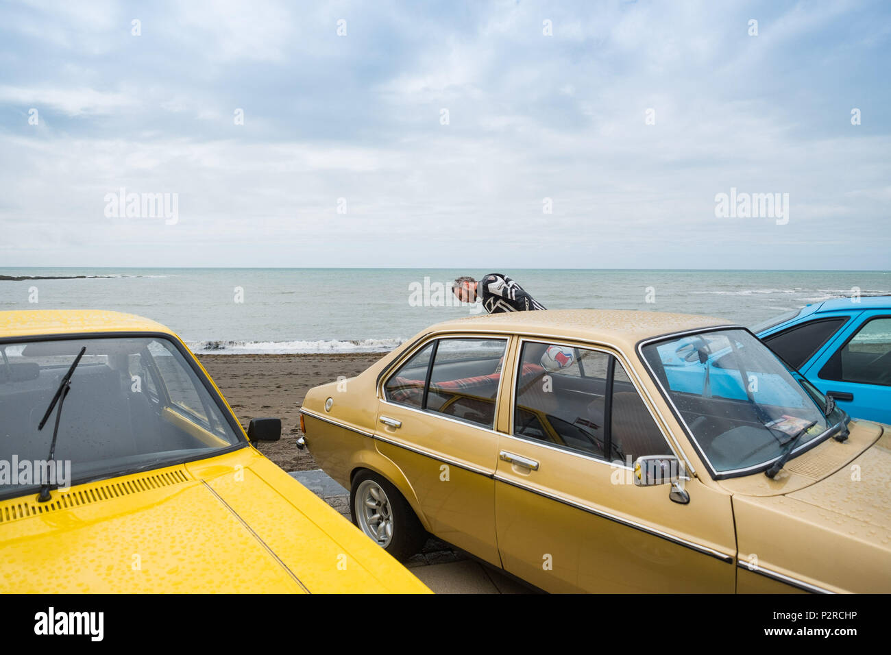 Aberystwyth Wales UK Samstag, 16. Juni 2018 Menschen auf der Promenade in Aberystwyth bewundern Sie eine Anzeige der iconic Sport- und Classic Cars, in einer Wohltätigkeitsveranstaltung der lokalen Niederlassung der Rotary Club. Foto © Keith Morris/Alamy Leben Nachrichten organisiert Stockfoto
