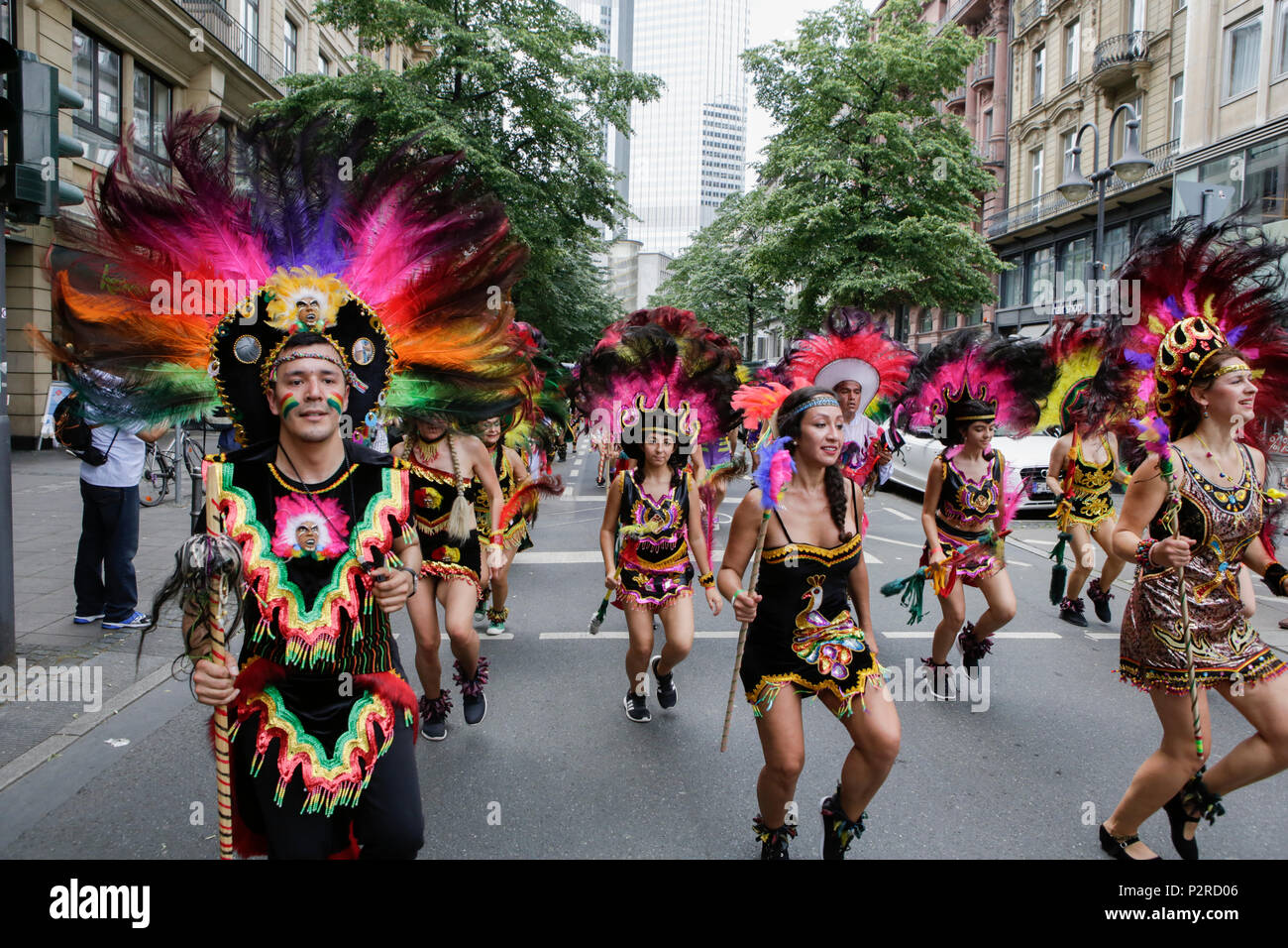 Frankfurt am Main, Deutschland. 16. Juni 2018. Bolivianer Tanz an der  Parade, die traditionelle Karneval Kostüme und Kopfbedeckungen. Tausende  von Menschen teilgenommen und beobachtete die 2018 Parade Inforaum (Parade  der Kulturen), organisiert