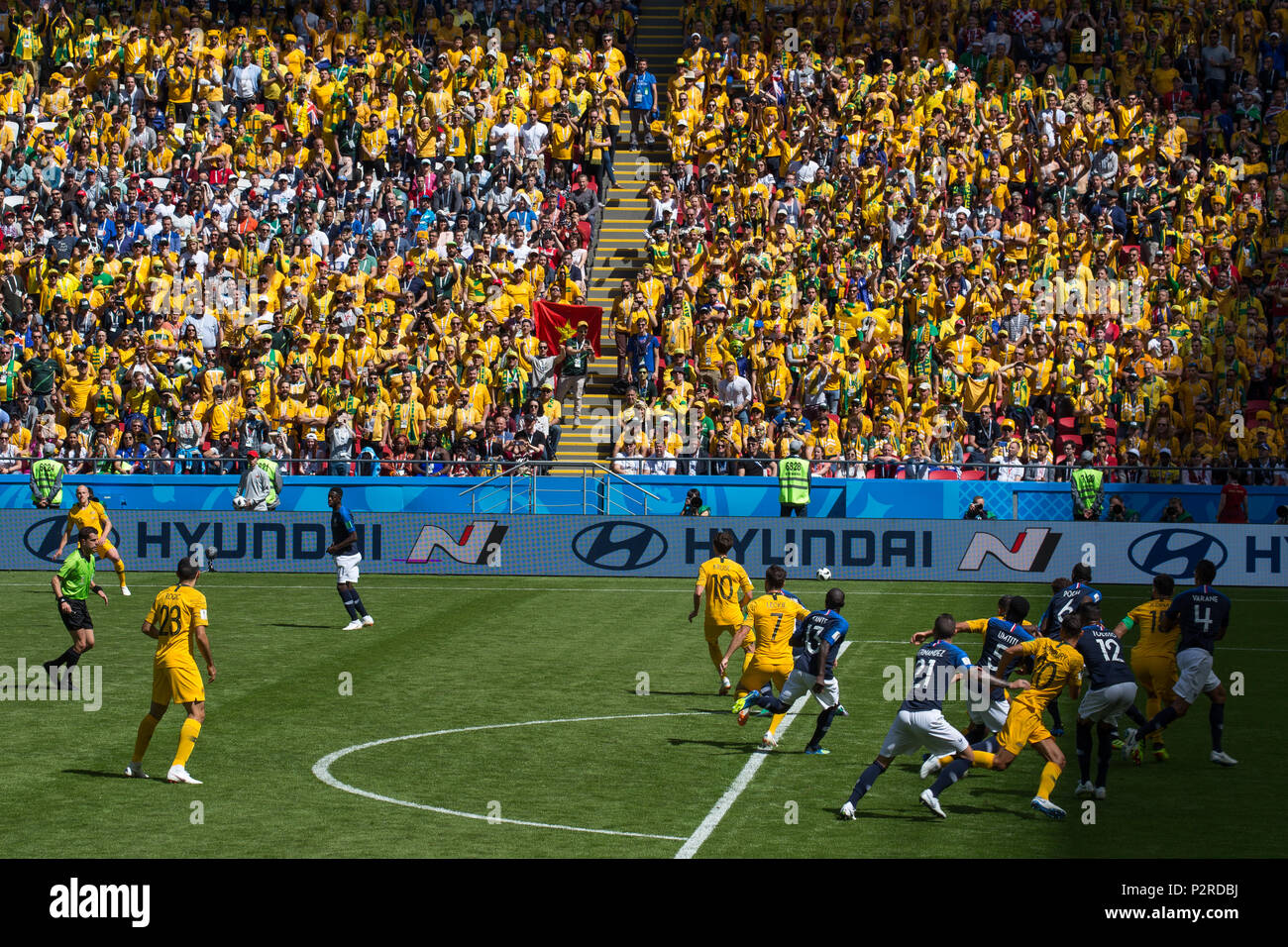 Kasan, Russland. 16 Jun, 2018. Frankreich und Australien Fußball team Spieler während einem Freistoß in ihrem ersten Spiel der WM Russland 2018 in Kasan. Credit: Stephen Lioy/Alamy leben Nachrichten Stockfoto