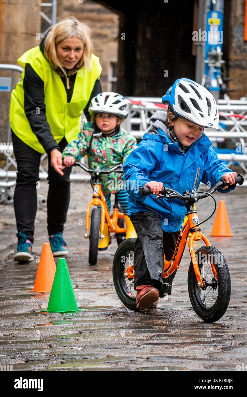 Edinburgh, Schottland. 16. Juni 2018. Der Start des Projekts Spielen zusammen auf die Pedale beim Edinburgh Festival des Radsports. Von Transport Scotland finanziert, spielen sie zusammen auf die Pedale ist ein gemeinsames Programm von den Partnern - Radfahren, Radfahren Schottland Großbritannien und Schottland Spielen ausgelegt - Kinder und ihre Familien im Radsport Aktivitäten zu engagieren. Credit: Andy Catlin/Alamy leben Nachrichten Stockfoto