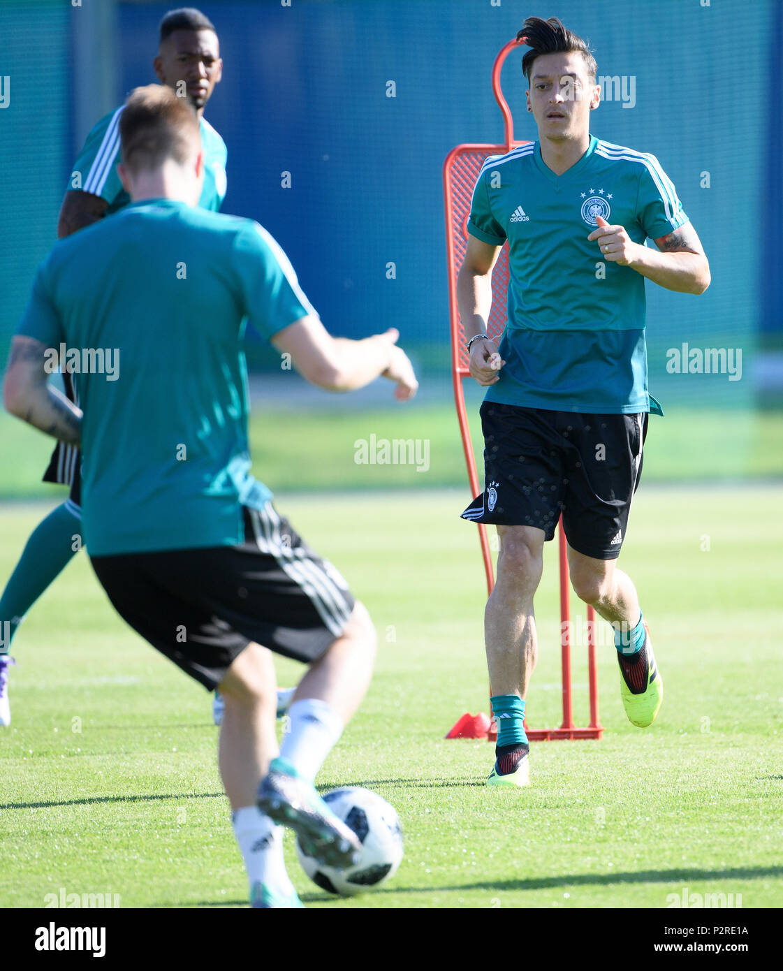 Vatutinki, Russland. 16 Juni, 2018. Mesut Oezil (Deutschland)/r. und Marco Reus (Deutschland)/l. GES/fussball/Wm 2018 Russland: DFB-Finale training, Vatutinki, 16.06.2018 GES/fussball/fussball/WM 2018 Russland: Praxis, Watutinki, Juni 16, 2018 | Verwendung der weltweiten Kredit: dpa/Alamy leben Nachrichten Stockfoto