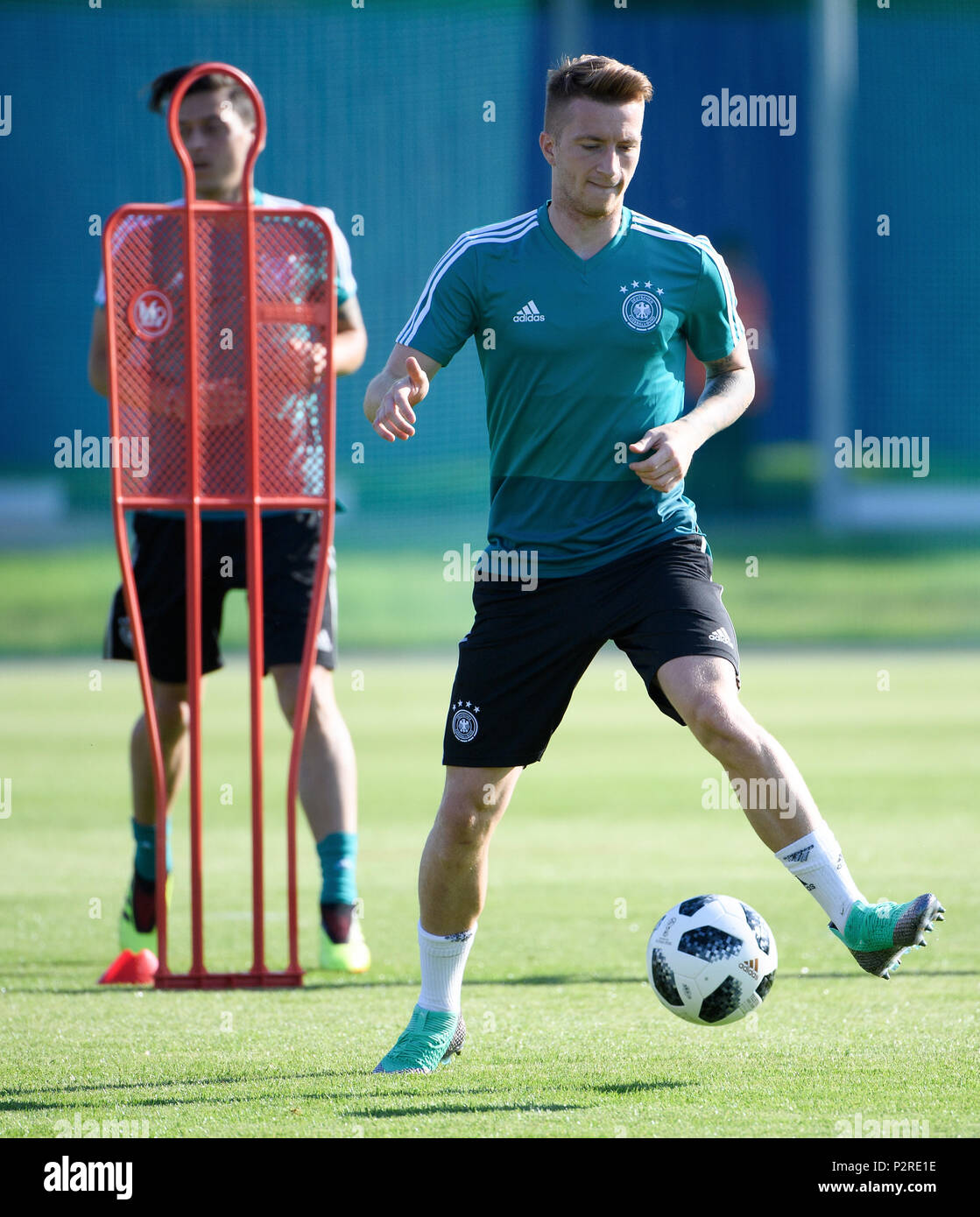 Vatutinki, Russland. 16 Juni, 2018. Mesut Oezil (Deutschland)/l. und Marco Reus (Deutschland)/r. GES/fussball/Wm 2018 Russland: DFB-Finale training, Vatutinki, 16.06.2018 GES/fussball/fussball/WM 2018 Russland: Praxis, Watutinki, Juni 16, 2018 | Verwendung der weltweiten Kredit: dpa/Alamy leben Nachrichten Stockfoto