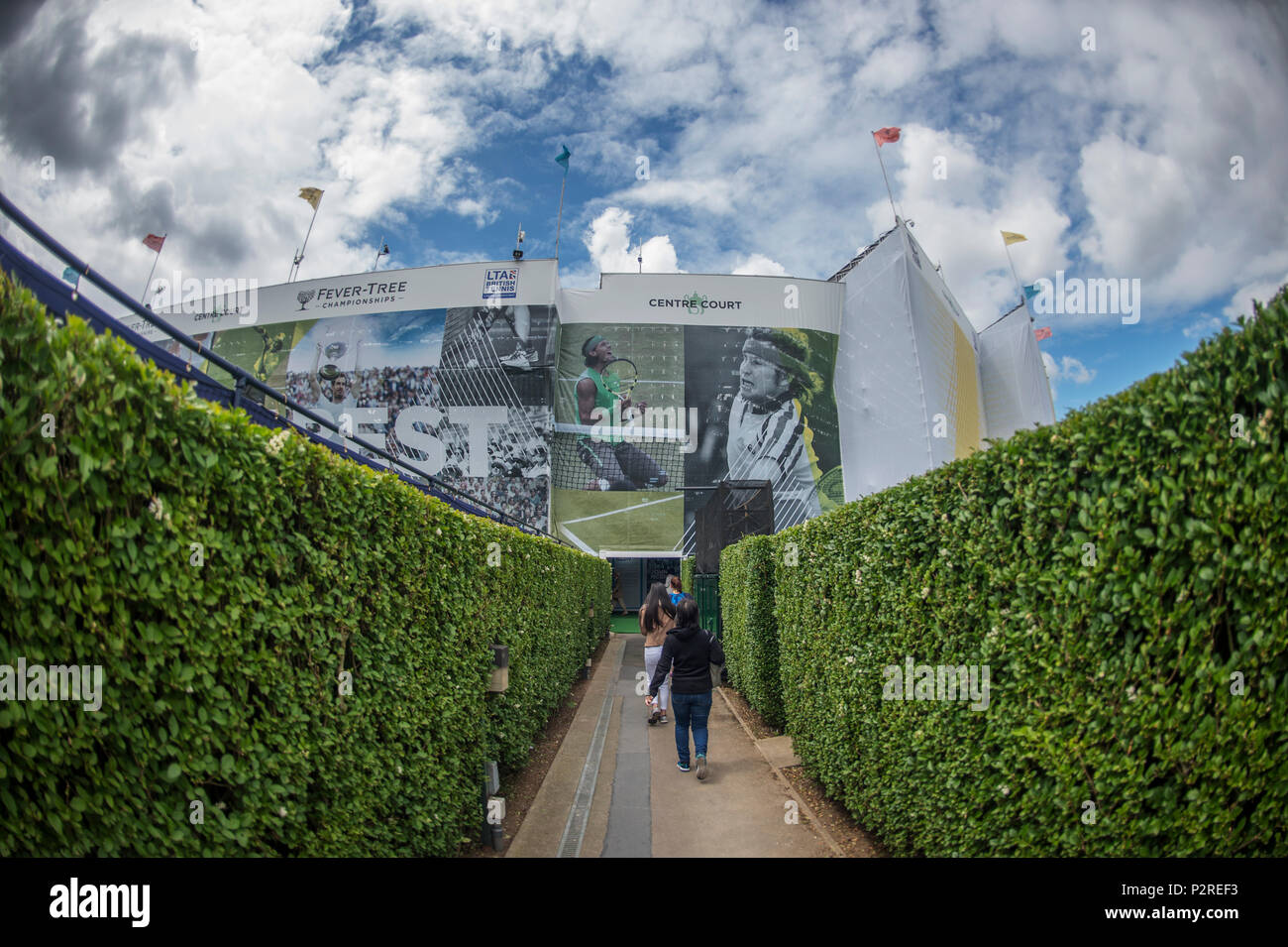 Die Queen's Club, London, Großbritannien. 16 Juni, 2018. Eine neu erweiterten Center Court mit zusätzlichen Sitzgelegenheiten für die Fever-Tree Tennis Meisterschaften gras Gericht Männer Lawn Tennis Turnier in London beendet, ab Montag, 18. Juni von einem Gehweg zwischen der äußeren Praxis Gerichten betrachtet. Credit: Malcolm Park/Alamy Leben Nachrichten. Stockfoto