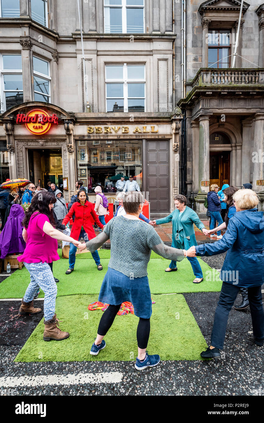 Edinburgh, Schottland. 16. Juni 2018. Freunde der Erde Schottland Mitglieder am Parkplatz Übernahme auf der George Street, Edinburgh. Organisiert mit dem Edinburgh Festival von Radfahren, Mitglieder der öffentlichkeit wurden eingeladen, Parkplätze auf der George Street, Edinburgh zurückgewinnen, den urbanen Raum zu feiern und eine Vision für eine Zukunft jenseits des privaten Auto malen. Credit: Andy Catlin/Alamy leben Nachrichten Stockfoto